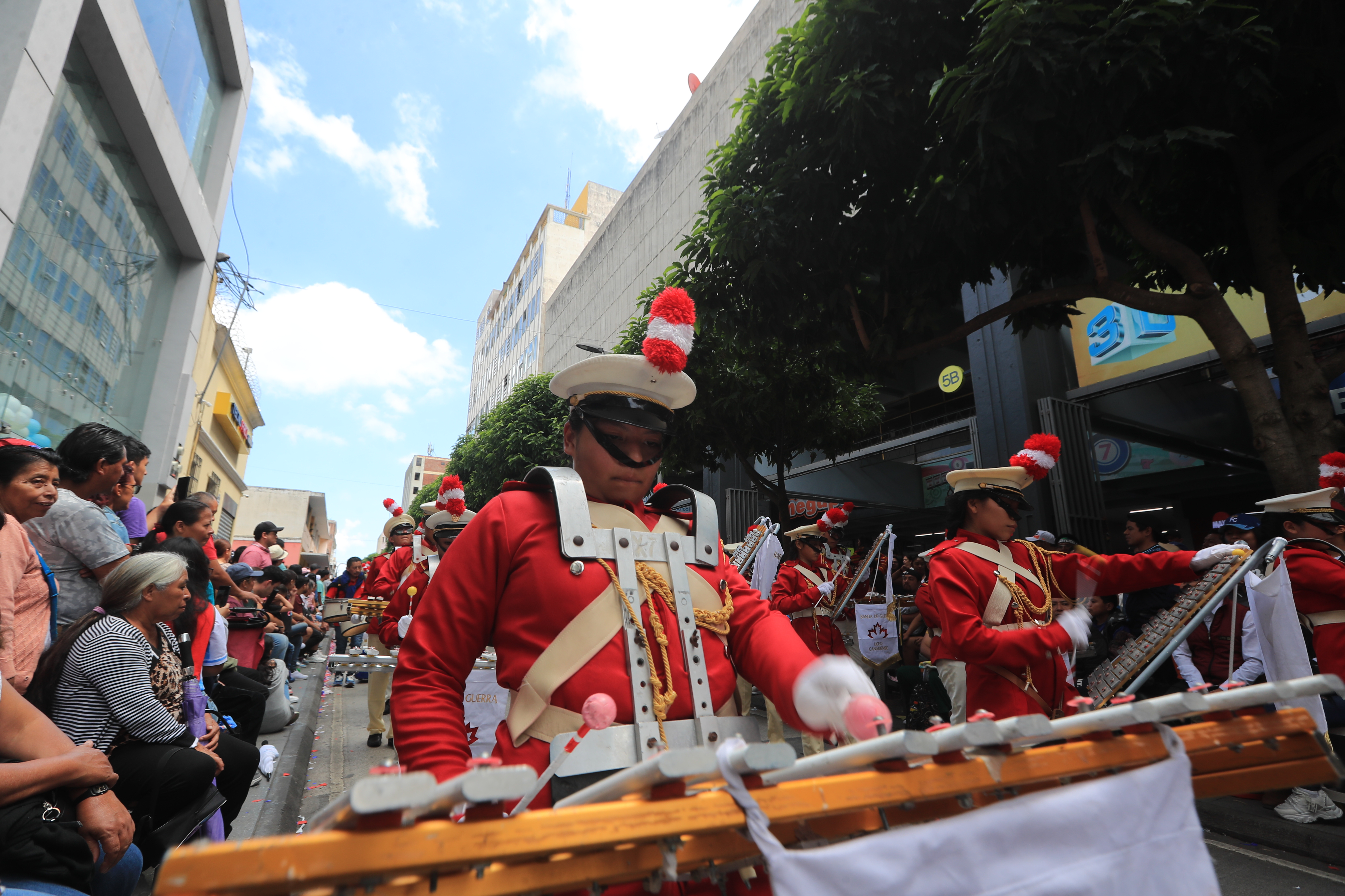 Estudiantes con uniformes de Banda de Guerra ejecutan sus instrumentos en el desfile que recorre el Centro Histórico capitalino.

Fotografía Prensa Libre: Oscar Vásquez Mijangos