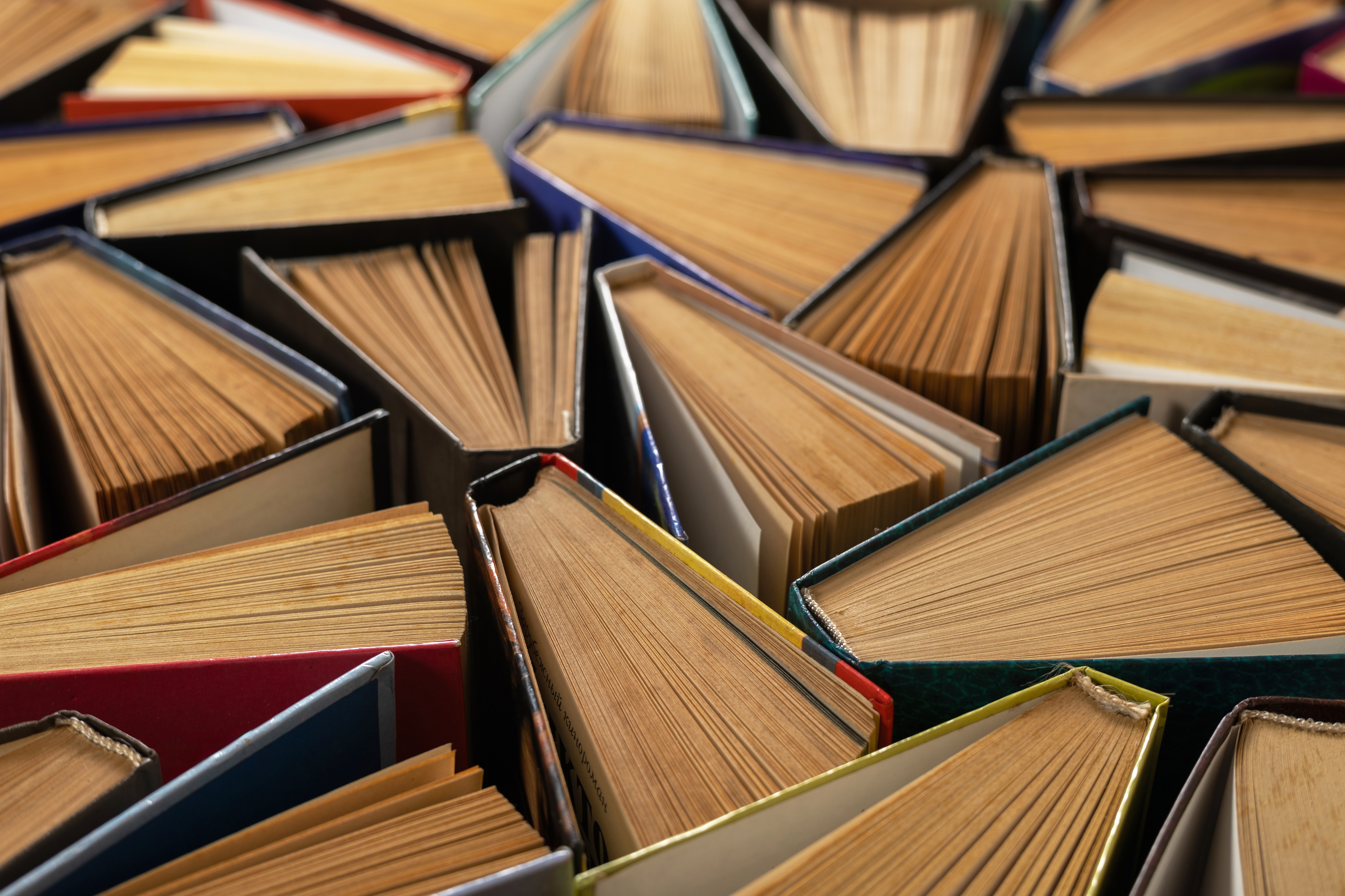 Por qué es importante discutir sobre los contratos de edición antes de publicar un libro en Guatemala