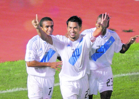 Carlos Ruiz celebra récord en eliminatorias mundialistas y presenta camisolas conmemorativas