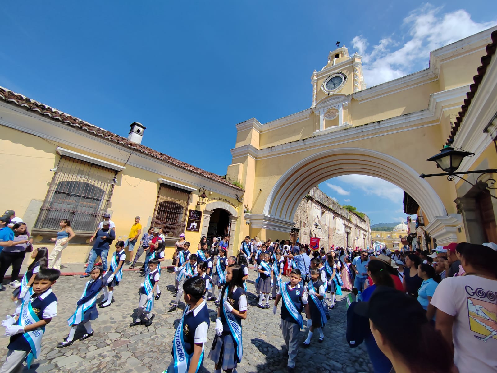 Alumnos de varios establecimientos desfilaron por el Arco de Santa Catalina, en Antigua Guatemala. (Foto Prensa Libre: César Pérez)