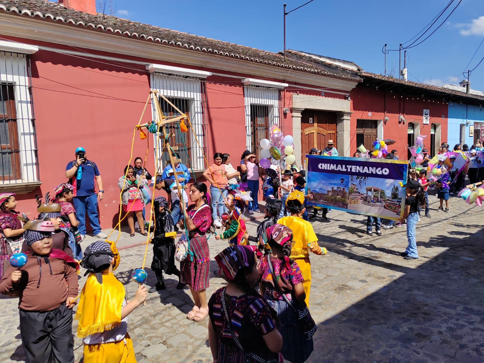 En las calles de Chimaltenango, grupos de distintos establecimientos salieron a desfilar. (Foto Prensa Libre: César Pérez)
