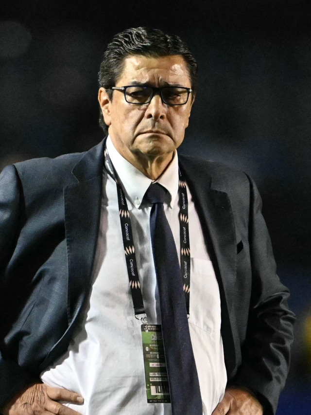 El entrenador mexicano de Guatemala, Luis Fernando Tena, observa durante el partido entre Guatemala y Costa Rica en el estadio Doroteo Guamuch Flores en la Ciudad de Guatemala, el 9 de septiembre de 2024.