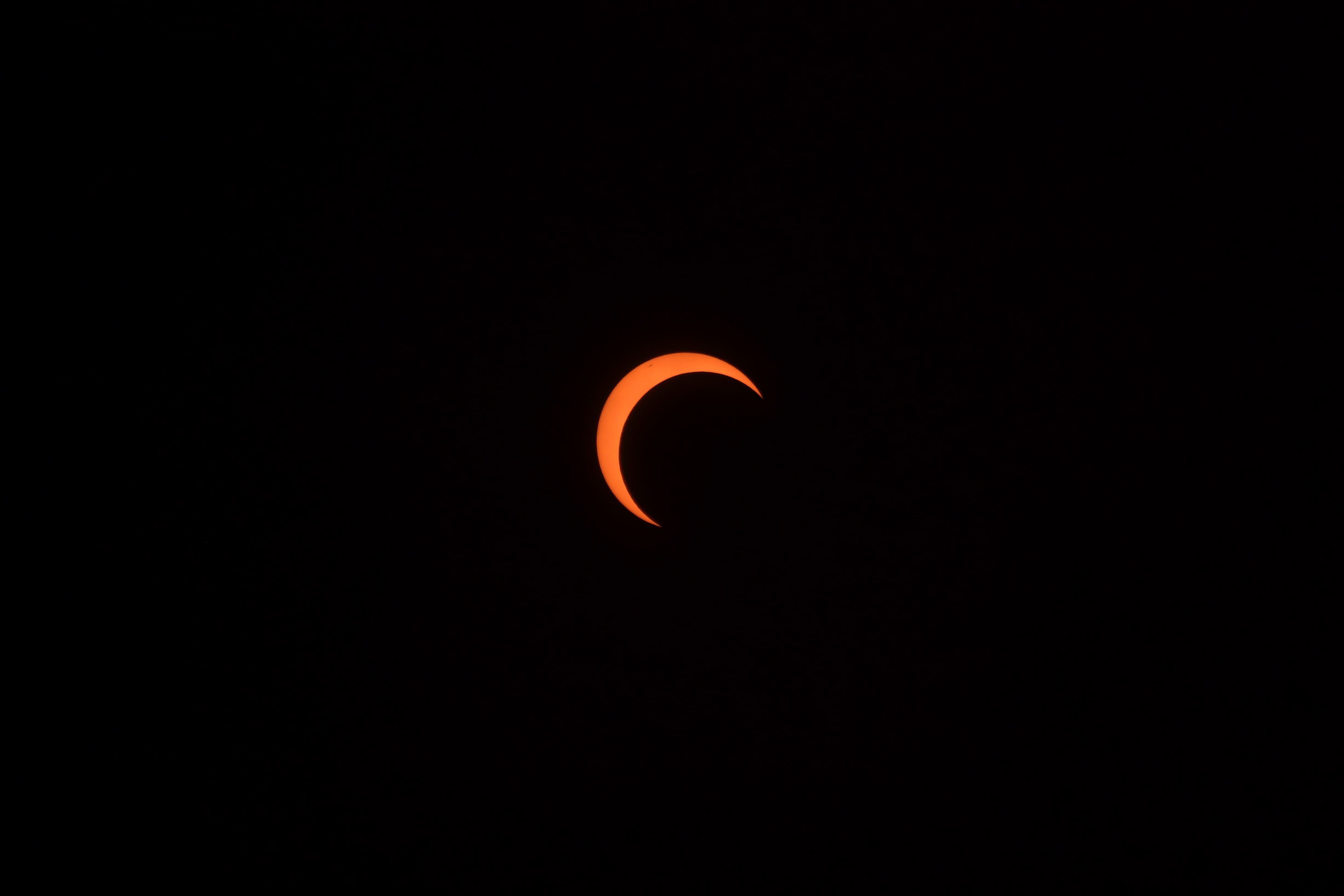 CH0. RAPA NUI (CHILE), 02/10/2024.- Fotografía del eclipse solar anular este miércoles, en Rapa Nui (Chile). El eclipse alcanzó el anillo de fuego con una cobertura de 93%. EFE/ STR
