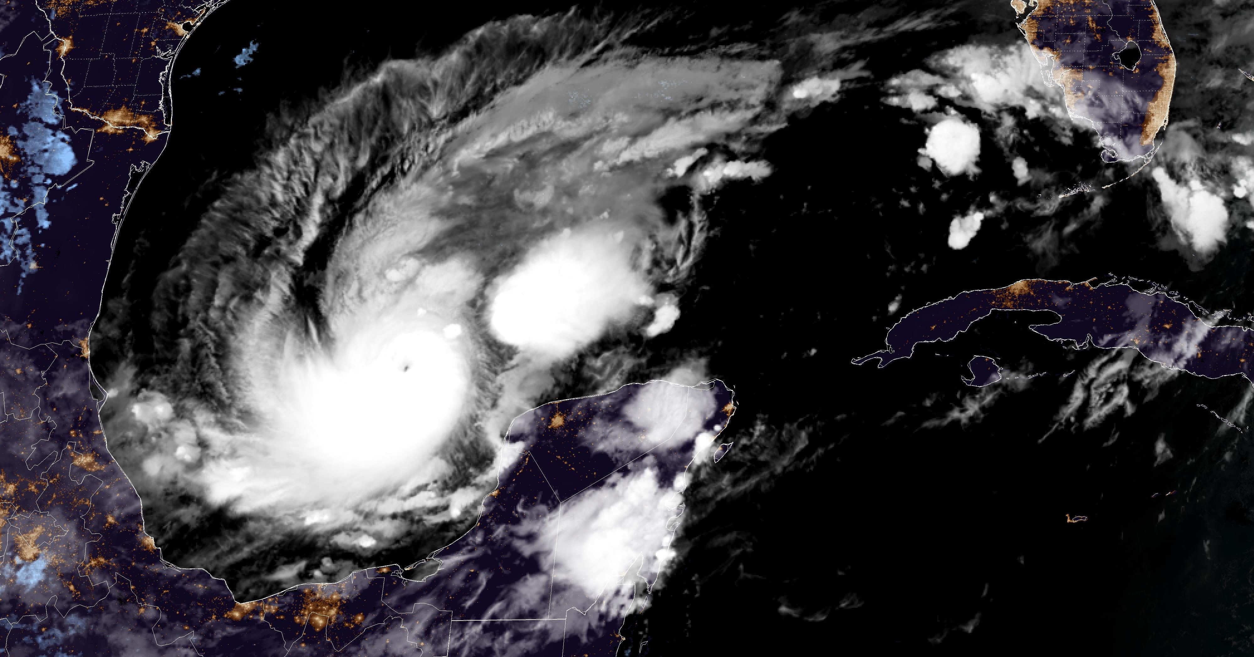 Huracán Milton se fortalece a categoría 4 y amenaza a México y Florida