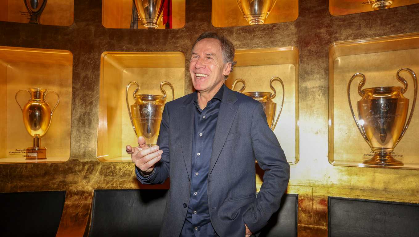 GRAF8913. MILÁN (ITALIA), 07/10/2024.- El Milan presentó este lunes su nuevo Salón de la Fama y lo inauguró con una de sus leyendas, el italiano Franco Baresi (en la imagen), jugador que desarrolló toda su carrera como 'rossonero' y que ahora desempeña el cargo de vicepresidente de honor del club. "El Milan se enorgullece de anunciar el lanzamiento de su Salón de la Fama, presentado por Emirates, para honrar a los jugadores y figuras clave que han dejado una huella indeleble en la historia del club", anunció el club italiano en un comunicado oficial. EFE/ Sara Cavallini/AC MILAN/SÓLO USO EDITORIAL/SÓLO DISPONIBLE PARA ILUSTRAR LA NOTICIA QUE ACOMPAÑA (CRÉDITO OBLIGATORIO)