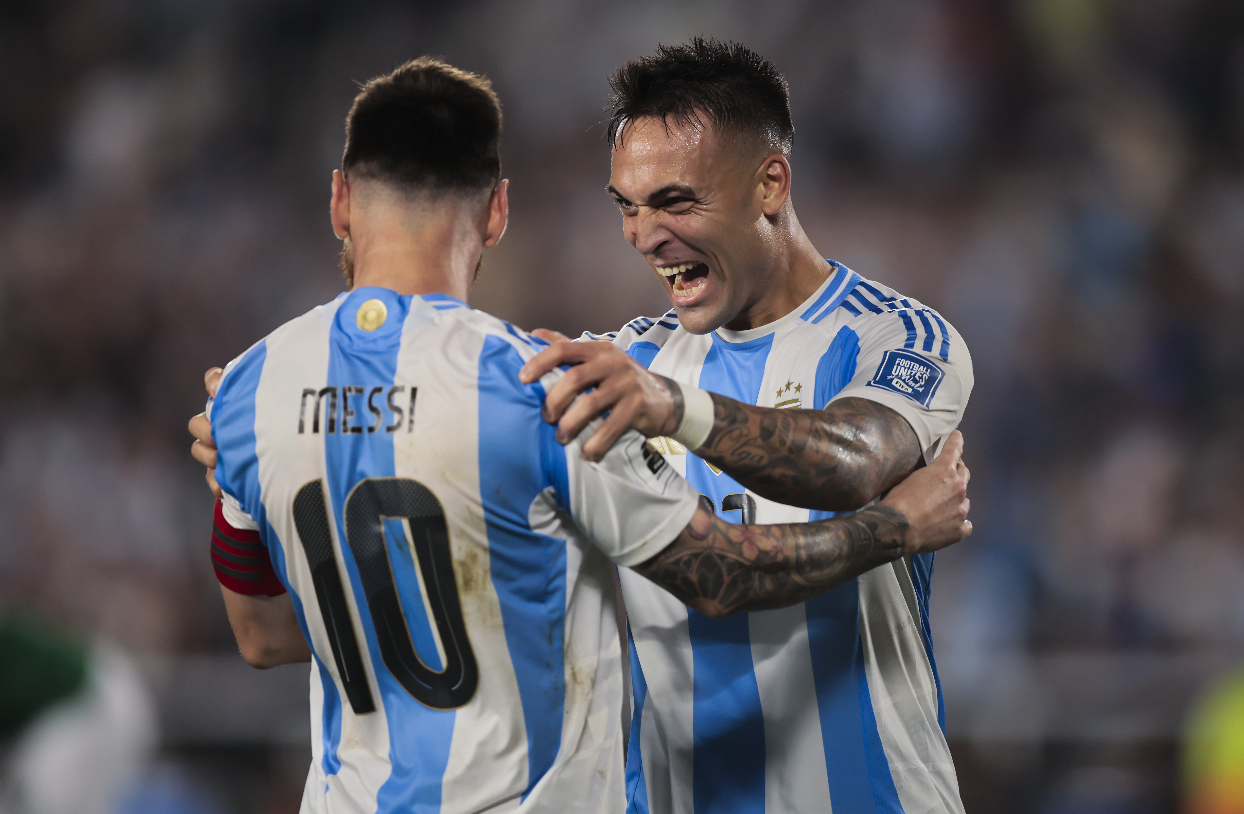 AMDEP8909. BUENOS AIRES (ARGENTINA), 15/10/2024.- Lautaro Martínez (d) de Argentina celebra su gol con Lionel Messi este martes, en un partido de las eliminatorias sudamericanas para el Mundial de 2026 entre Argentina y Bolivia, en el estadio Más Monumental en Buenos Aires (Argentina). EFE/ Luciano González