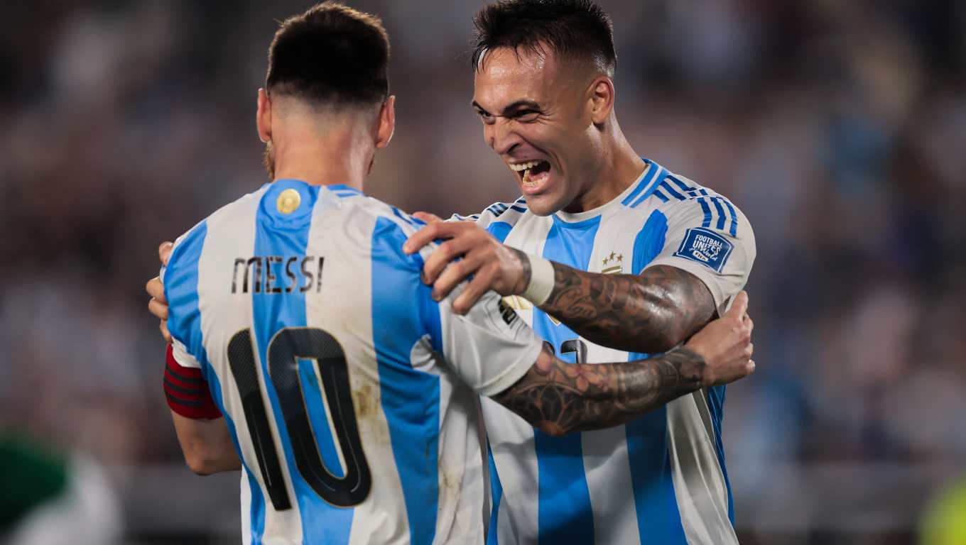 AMDEP8909. BUENOS AIRES (ARGENTINA), 15/10/2024.- Lautaro Martínez (d) de Argentina celebra su gol con Lionel Messi este martes, en un partido de las eliminatorias sudamericanas para el Mundial de 2026 entre Argentina y Bolivia, en el estadio Más Monumental en Buenos Aires (Argentina). EFE/ Luciano González