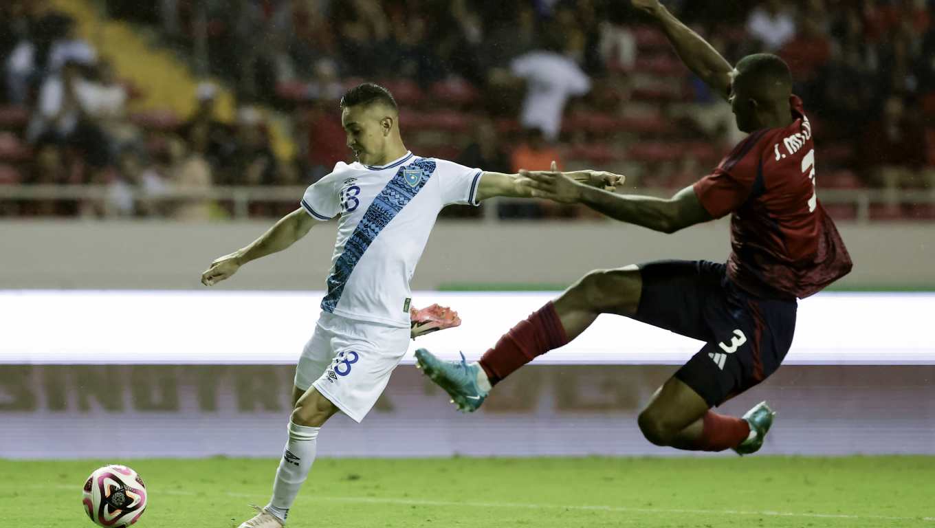AME7884. SAN JOSÉ (COSTA RICA), 15/10/2024.- Jeyland Mitchell (d) de Costa Rica golpea el balón ante Oscar Santis de Guatemala, este martes durante un partido de la Liga de Naciones de Concacaf, en el Estadio Nacional, en San José (Costa Rica). EFE/ Jeffrey Arguedas