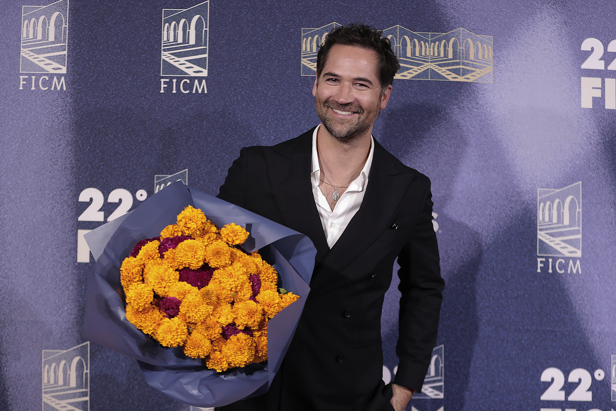 MEX2934. MORELIA (MÉXICO), 19/10/2024.- El actor mexicano Manuel García Rulfo, posa con un ramo de flores de cempasúchil en la alfombra roja del Festival Internacional de Cine de Morelia (FICM), este sábado en Michoacán (México).
La alfombra roja de Pedro Páramo (2024), ópera prima del director mexicano Rodrigo Prieto, se inauguró este sábado en la edición 22 del Festival Internacional de Cine de Morelia (FICM), con figuras como el actor Tenoch Huerta, quien resaltó que fue una delicia haber participado en la película. EFE/Iván Villanueva
