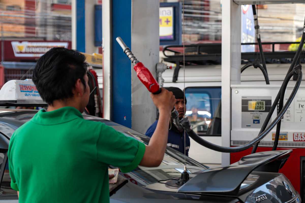 El precio del diésel registra su tercera reducción de precio este 22 de abril, mientras las gasolinas se mantienen sin cambios y se espera la aplicación del subsidio a combustibles en mayo. (Foto, Prensa Libre: ShutterStock)