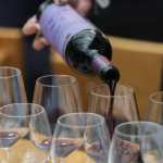 AME998. CIUDAD DE GUATEMALA (GUATEMALA), 25/10/2024.- Un personas sirve un vino español durante en una cata con socios y dueños de restaurantes guatemaltecos, este viernes, en Ciudad de Guatemala (Guatemala). Durante una cata de vinos, socios y dueños de restaurantes guatemaltecos se reunieron para promover la cultura del vino español y fortalecer las relaciones comerciales entre España y Guatemala. EFE/ Mariano Macz.