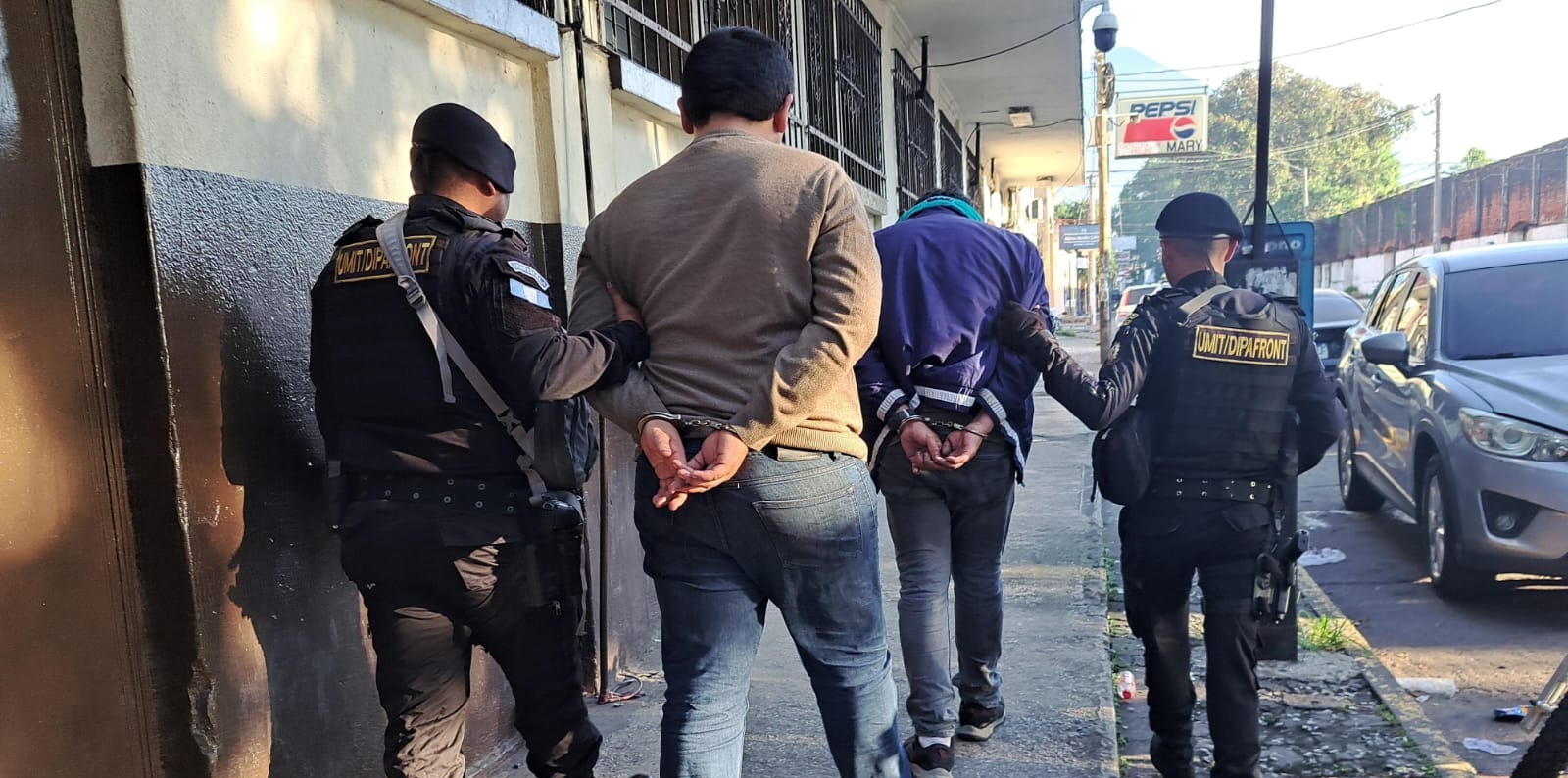 Capturan a dos presuntos traficantes de personas cuando trasladaban a 59 migrantes en un autobús