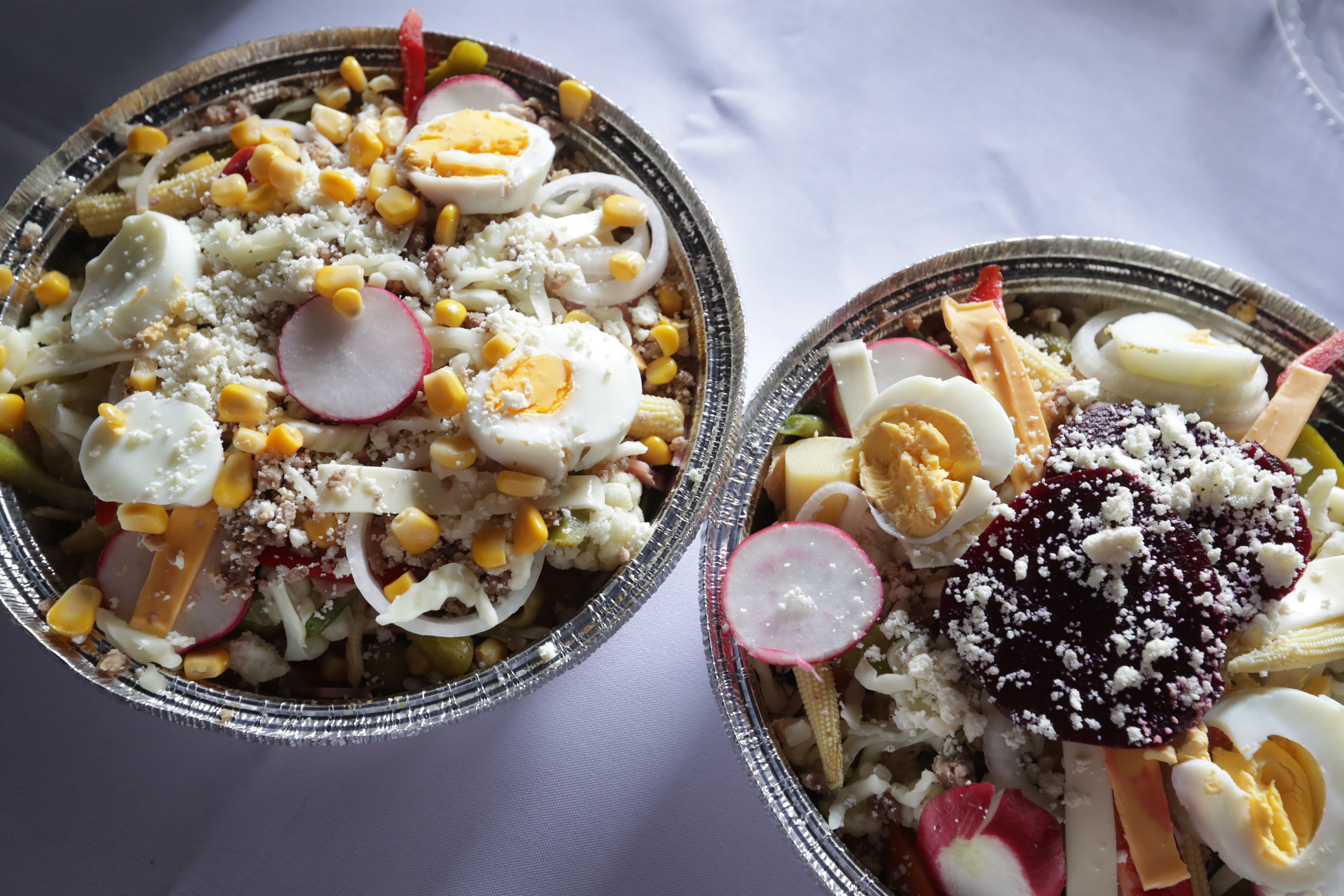 Los fiambres pueden servirse adornados con lechuga escarola o colocha. El fiambre es un platillo tradicional guatemalteco; en el catolicismo se cree que la noche del 1 de noviembre, los difuntos vuelven a las casas en donde vivieron y comen junto a sus parientes vivos. (Foto Prensa Libre: María Reneé Barrientos Gaytan)'