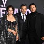 El director, productor ejecutivo, guionista y actor mexicano Eugenio Derbez (centro), su esposa, la actriz mexicana Alessandra Rosaldo, y su hijo, el actor Vadhir Derbez (derecha). (Foto Prensa Libre: AFP)
