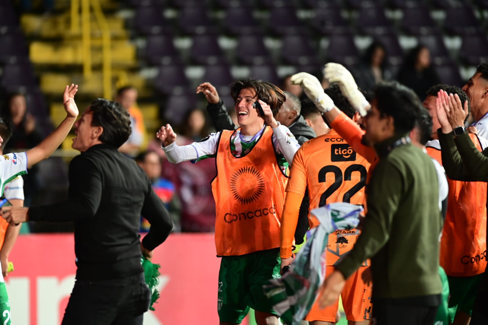 Antigua celebra la victoria en cancha de Saprissa.