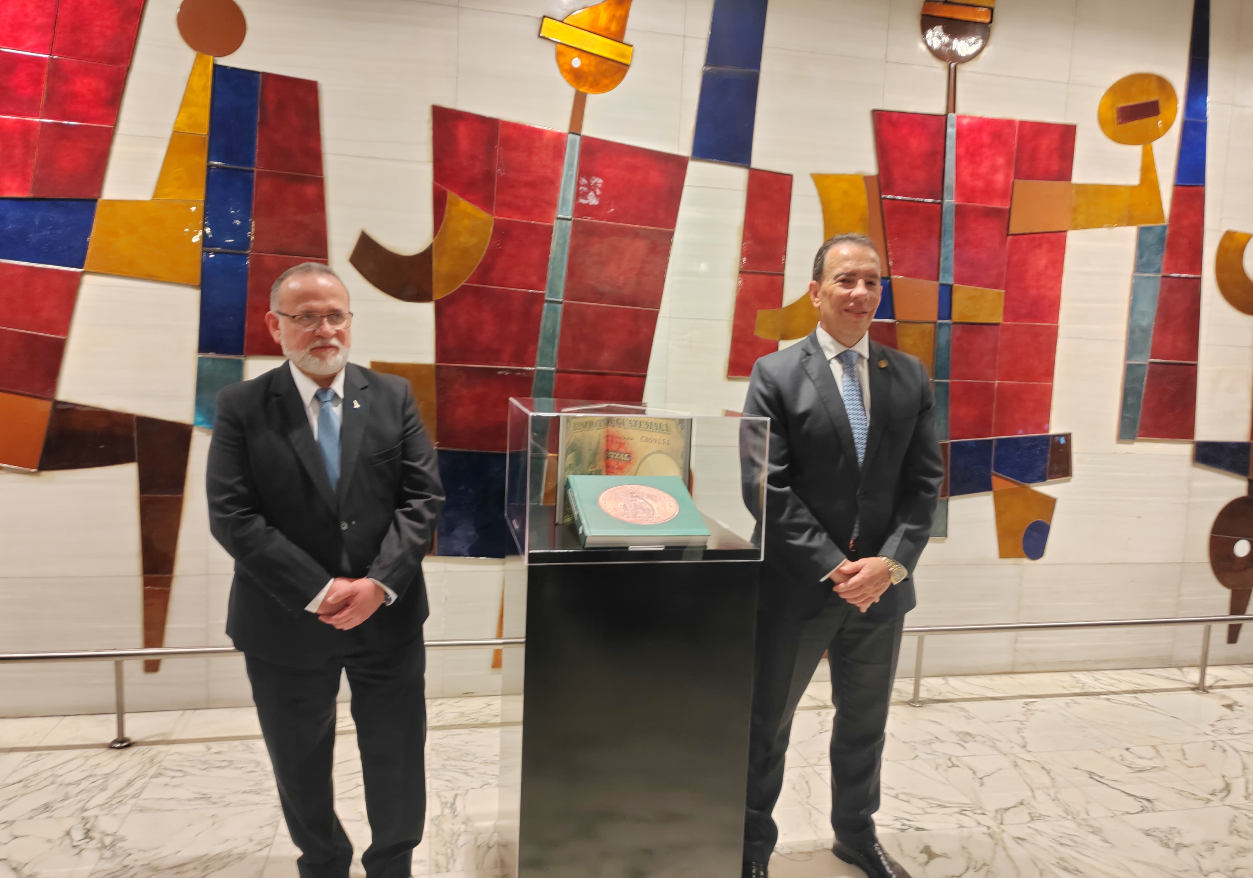Banguat homenajea la moneda del quetzal y sus 100 años con libro y exposición de pinturas