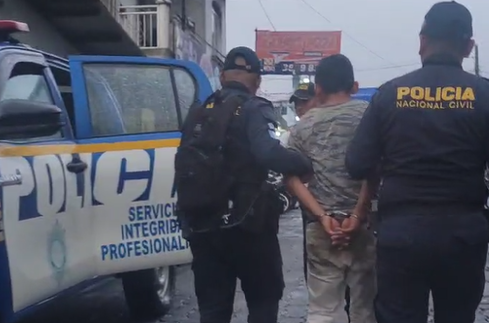 Persecución termina con captura de sujeto que disparó contra agentes de la PNC en un complejo deportivo