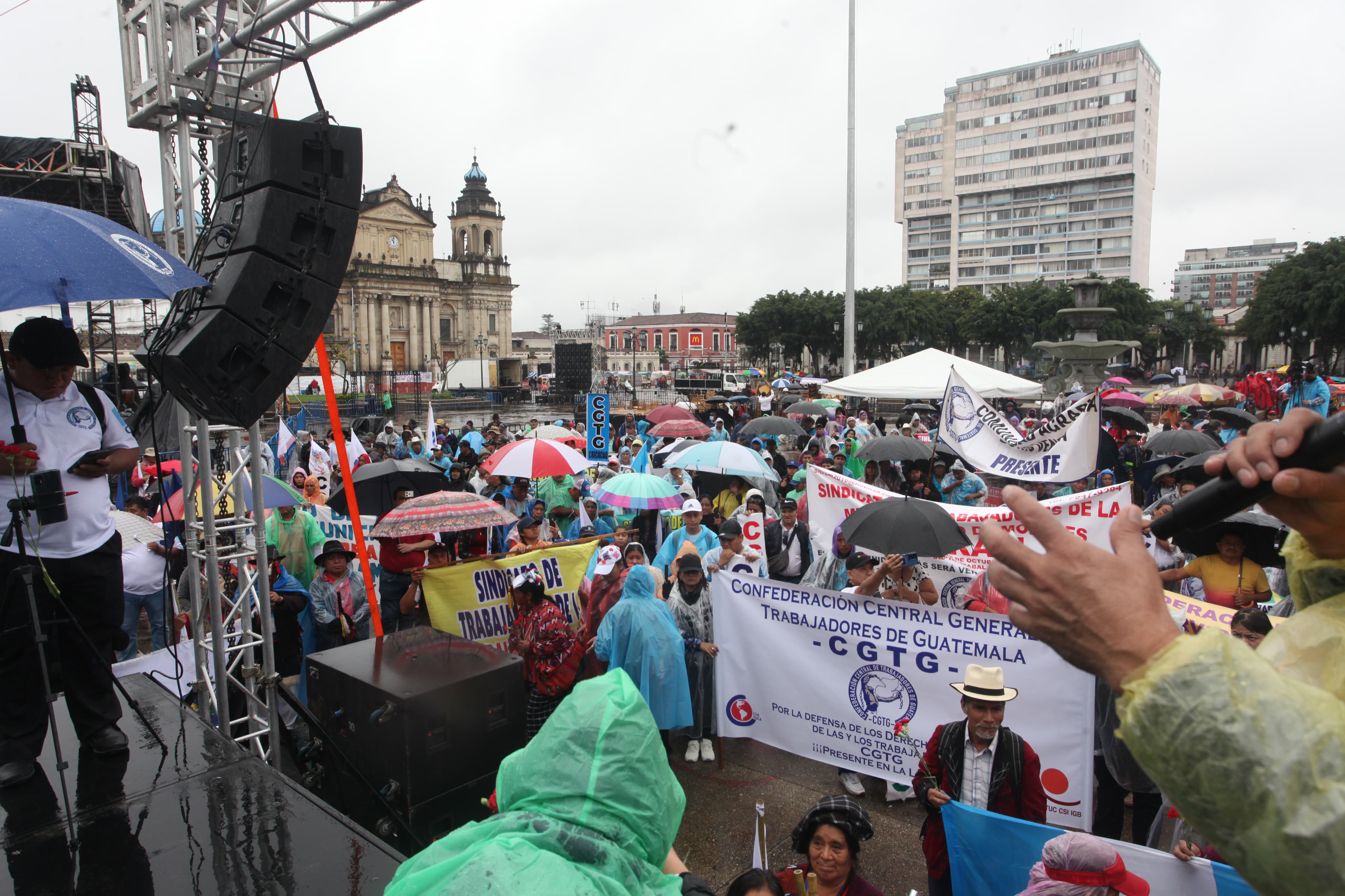 Grupos sociales se concentran para marchar por el día de la Revolución