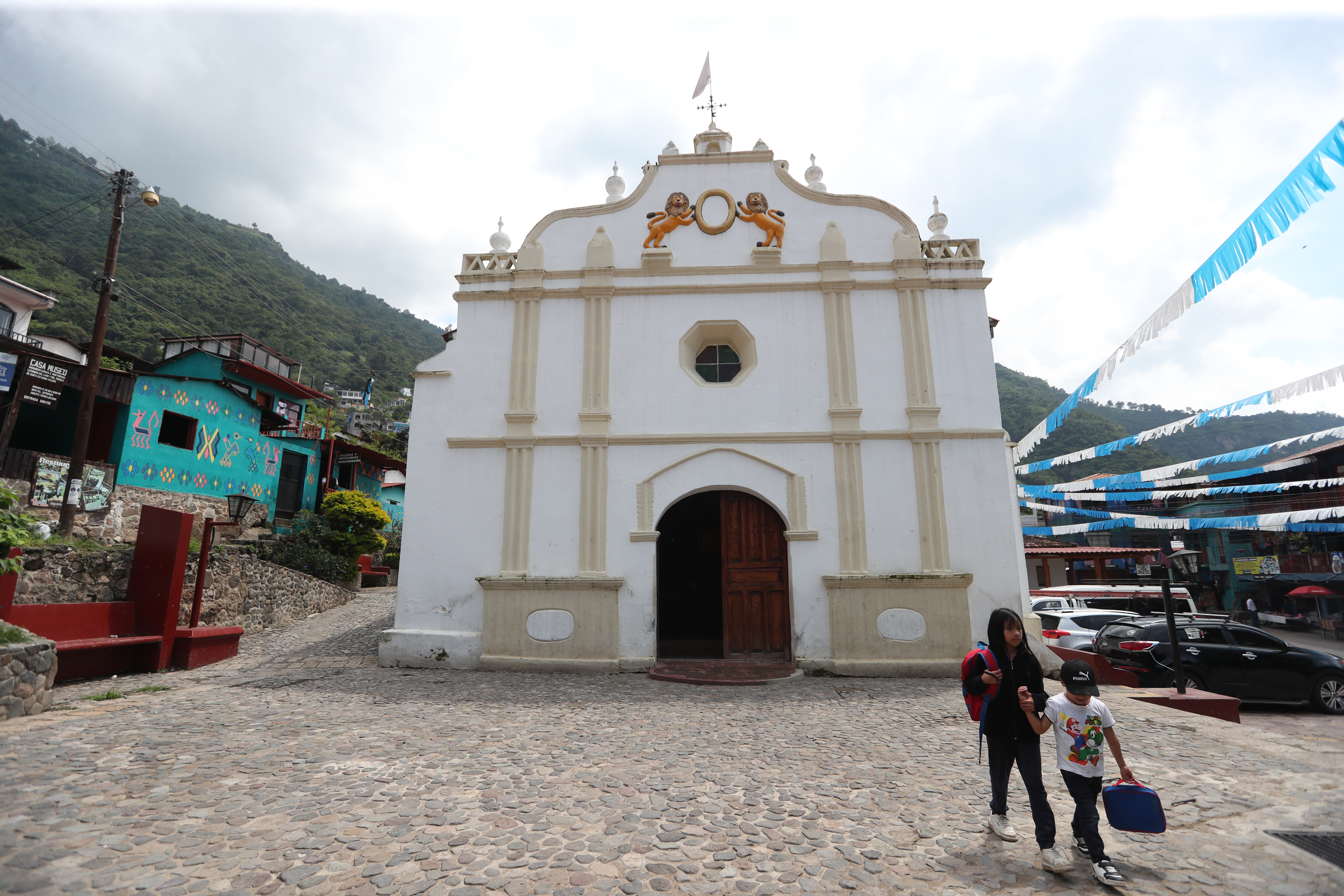 La iglesia católica del municipio es visitada por turistas nacionales y extranjeros para rezar a la patrona del pueblo Santa Catalina de Alejandría. (Foto Prensa Libre: Érick Ávila)