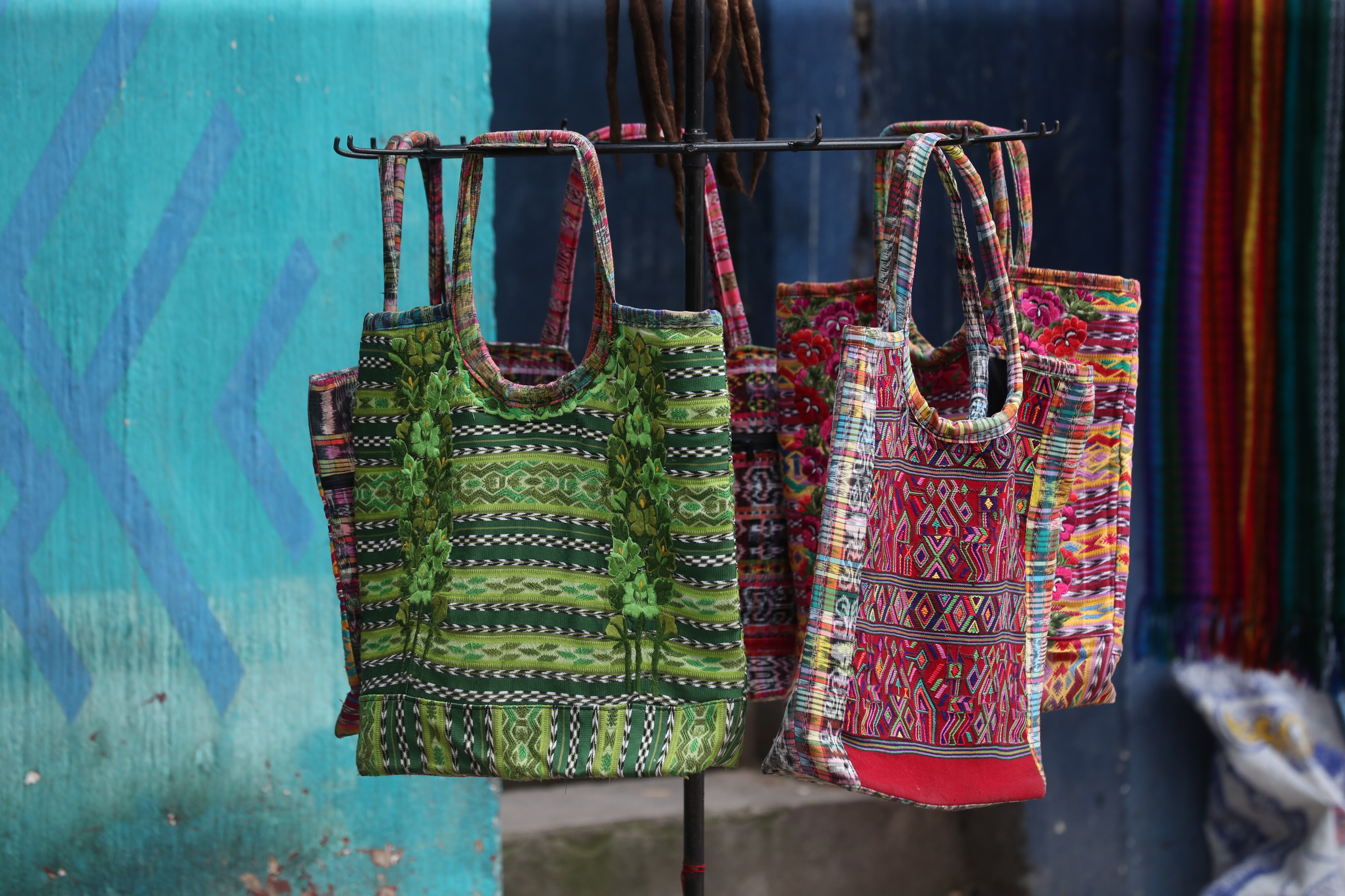 La venta de productos típicos es uno de los artículos que generan ingresos económicas para los vecinos de Santa Catarina Palopó. (Foto Prensa Libre: Érick Ávila)