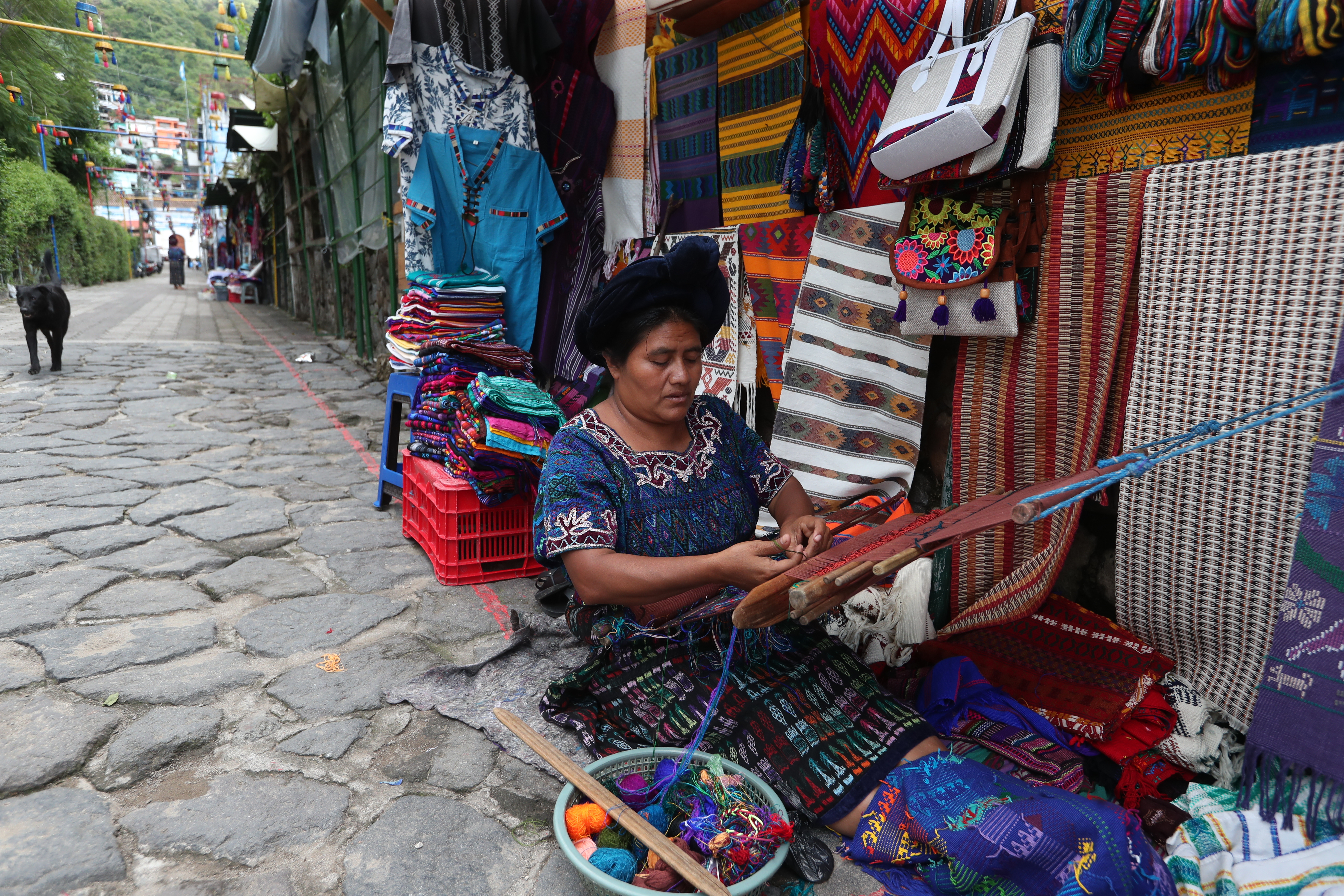 Una mujer trabaja en una de las calles del municipio sin temor a ser extorsionada. (Foto Prensa Libre: Érick Ávila)