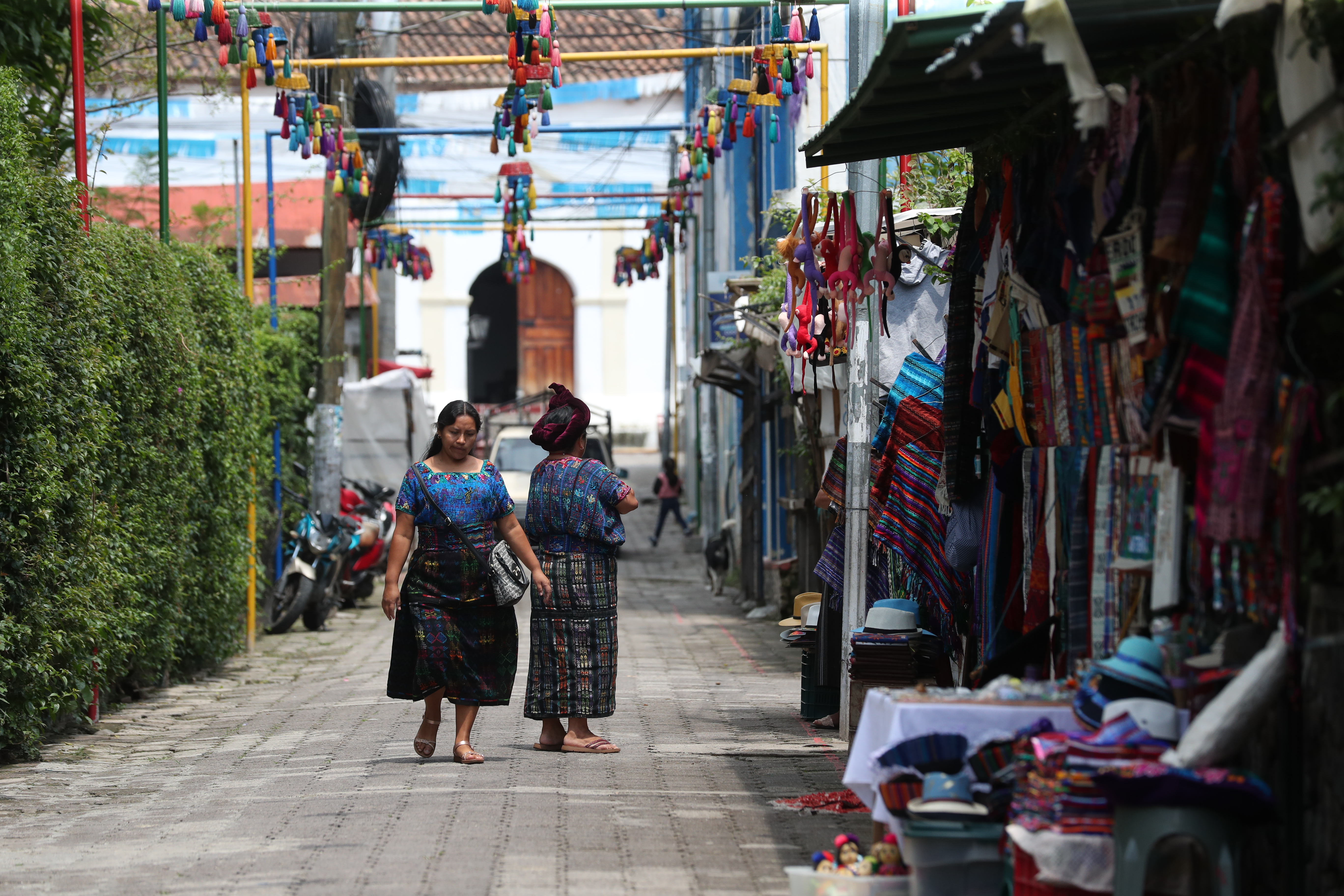 Mujeres del municipio de Santa Catarina Palopó se dedican a la fabricación de trajes típicos e indican sentirse seguras al realizar sus ventas. (Foto Prensa Libre: Érick Ávila)