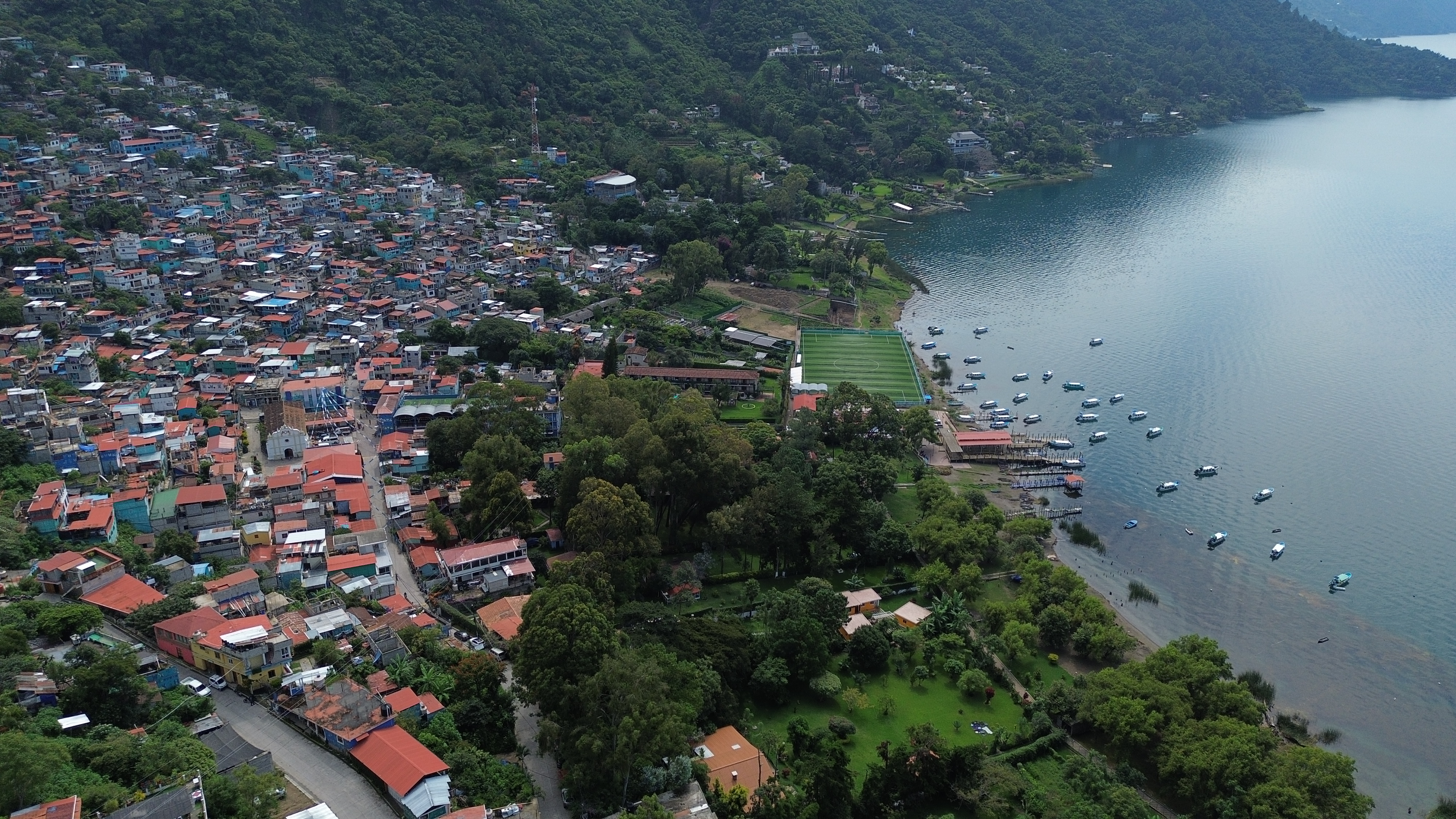 La mayoría de los ingresos de los residentes de Santa Catarina Palopó proviene del turismo, venta de artesanías y gastronomía local. (Foto Prensa Libre: Érick Ávila)