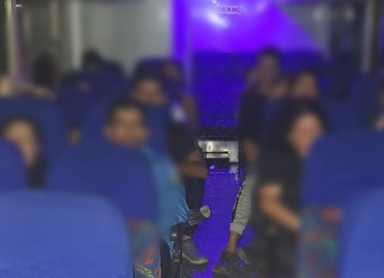 Capturan a presunto coyote cuando en bus trasladaba a 13 venezolanos, tres salvadoreños y un ecuatoriano