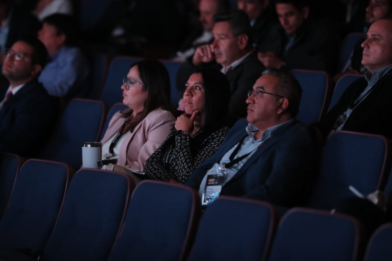 En la exposición "Transformando Negocios con IA", los asistentes conocieron inspiradores casos de éxito de medianas empresas que han integrado la inteligencia artificial para superar crisis