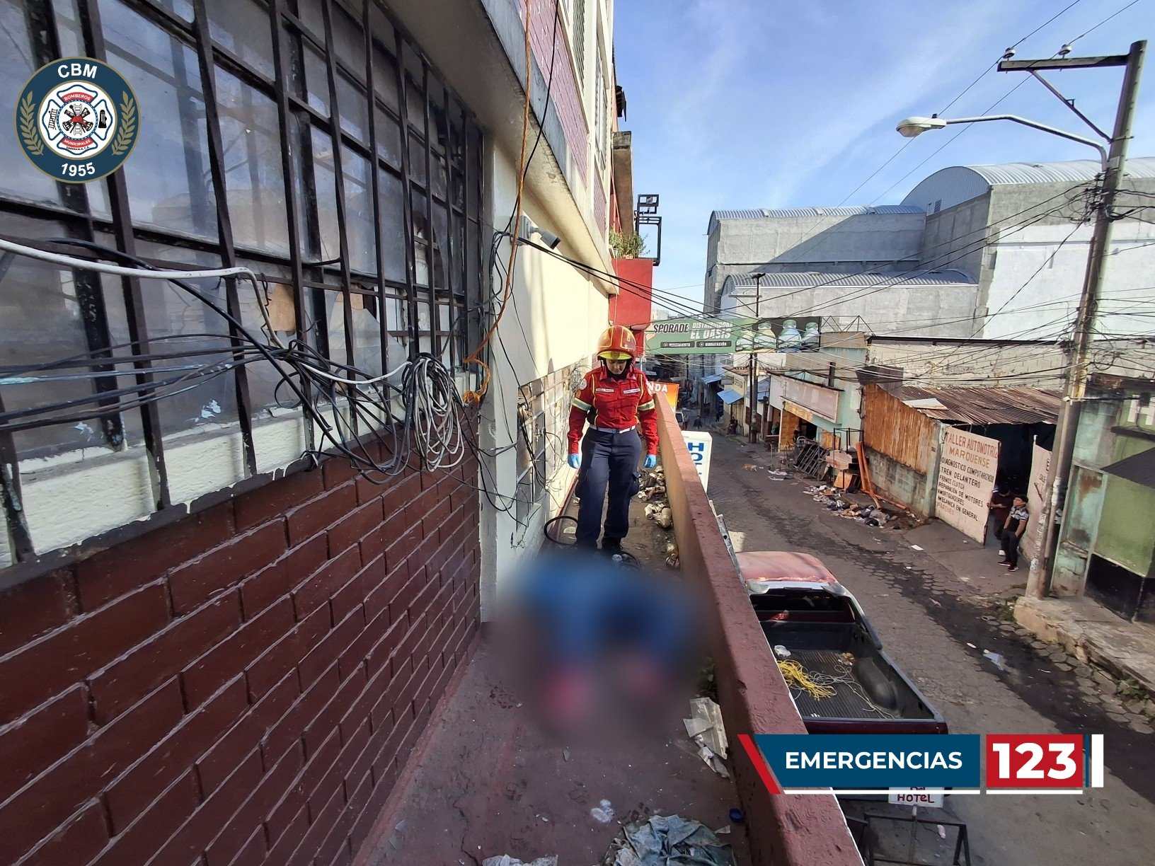 Hombre muere al caer del cuarto nivel de un hotel en la zona 4 capitalina