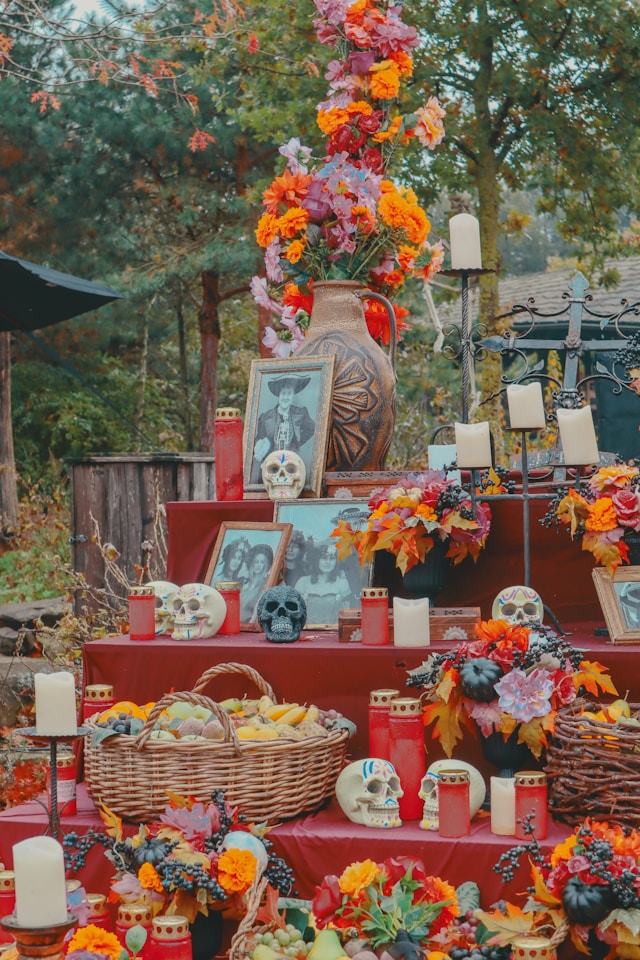Los altares no pueden faltar durante la celebración del Día de Muertos en México