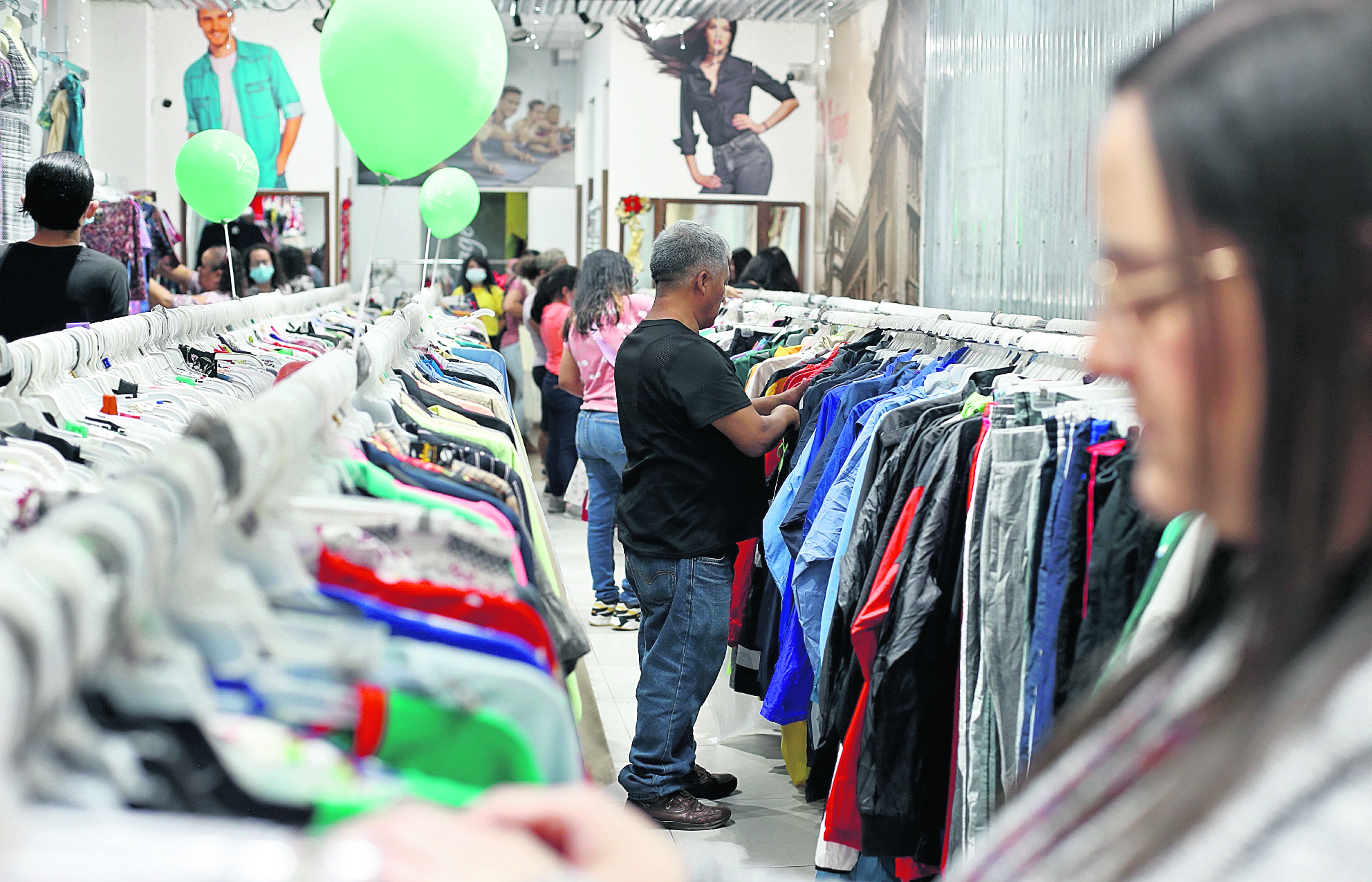 OFERTAS FIN DE AÑO. Se realizó un breve recorrido en la sexta avenida para observar ofertas en ropa para éstos últimos días del año. En la imagen, guatemaltecos compran aprovechando las ofertas de fin de año.Juan Diego González.  141222