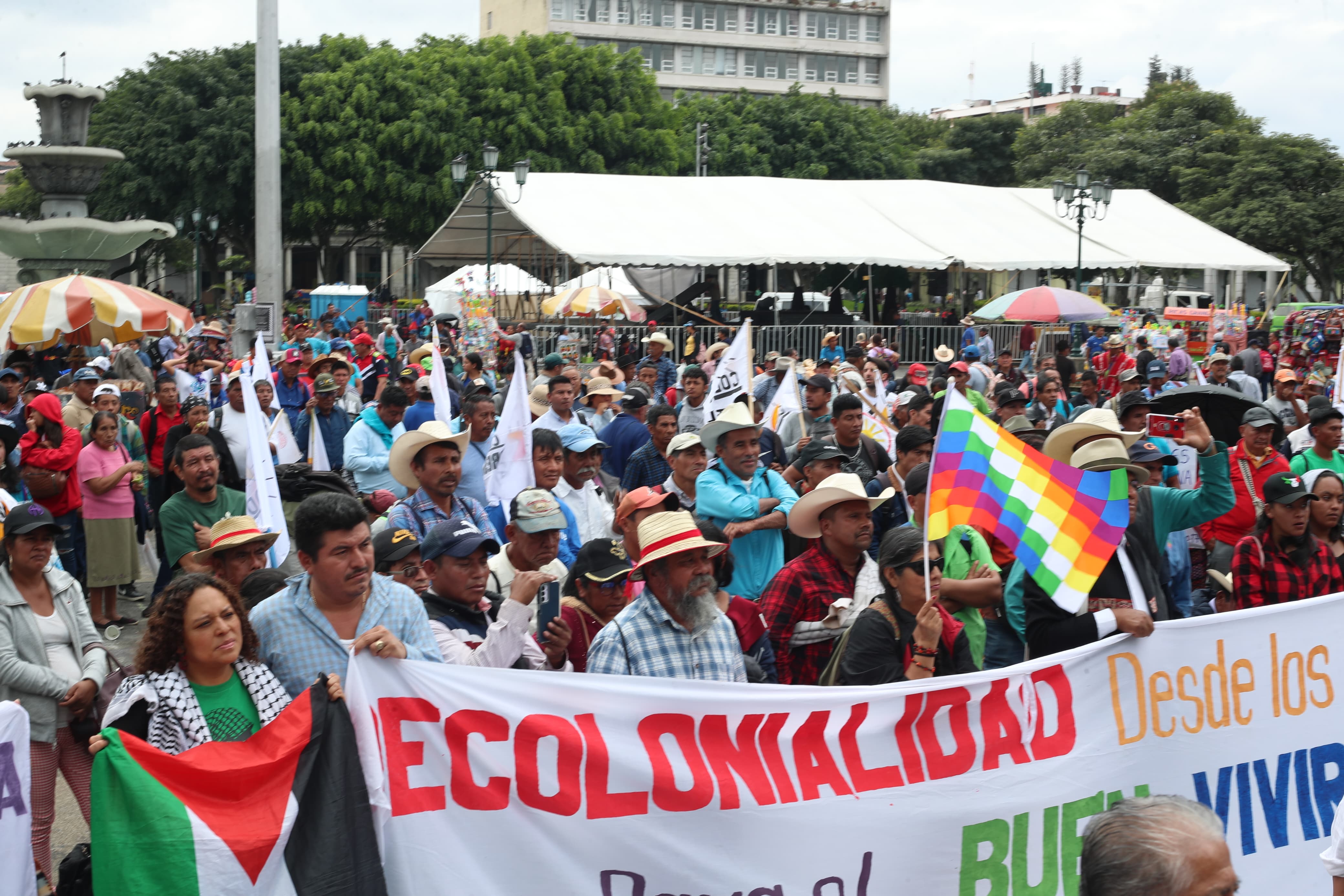 Pueblos indígenas conmemoran el Día de la Hispanidad y marchan en la Plaza de la Constitución