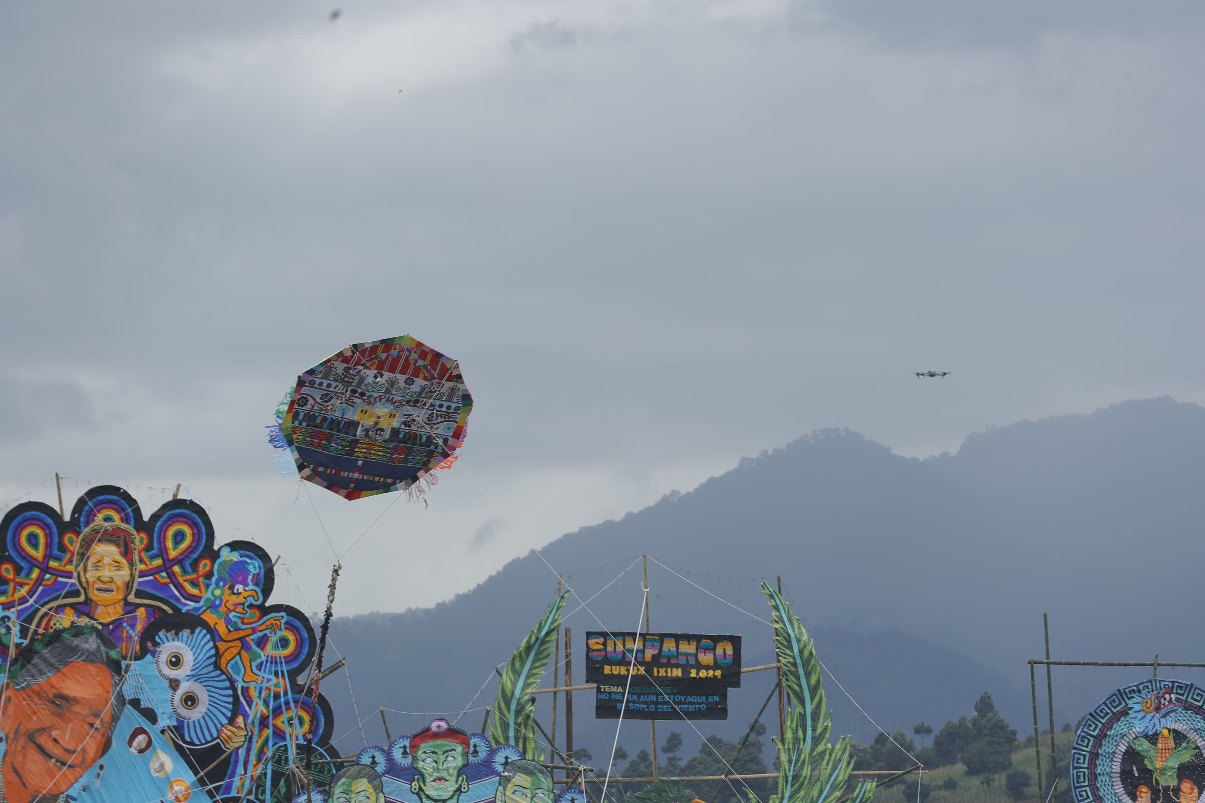 Artesanos que construyen los barriletes, vuelan a gran altura los cometas, elaborados con bambú y un papel especial, de múltiples colores, para recordar a los fallecidos durante el último año. (Foto Prensa Libre: Álvaro González)