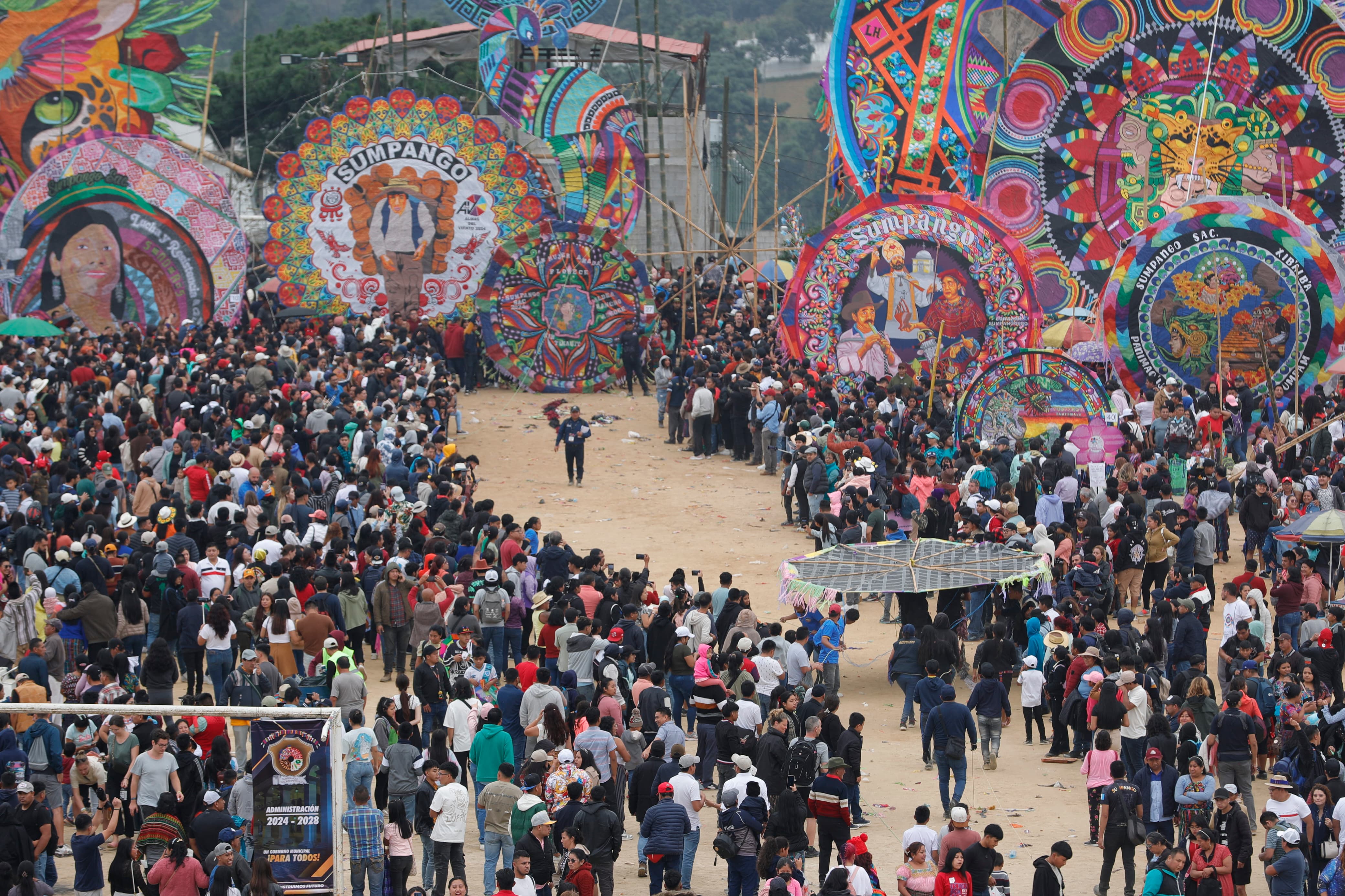 La técnica de elaboración de barriletes gigantes es una actividad que atrae a turistas nacionales y extranjeros. (Foto Prensa Libre: Álvaro González)