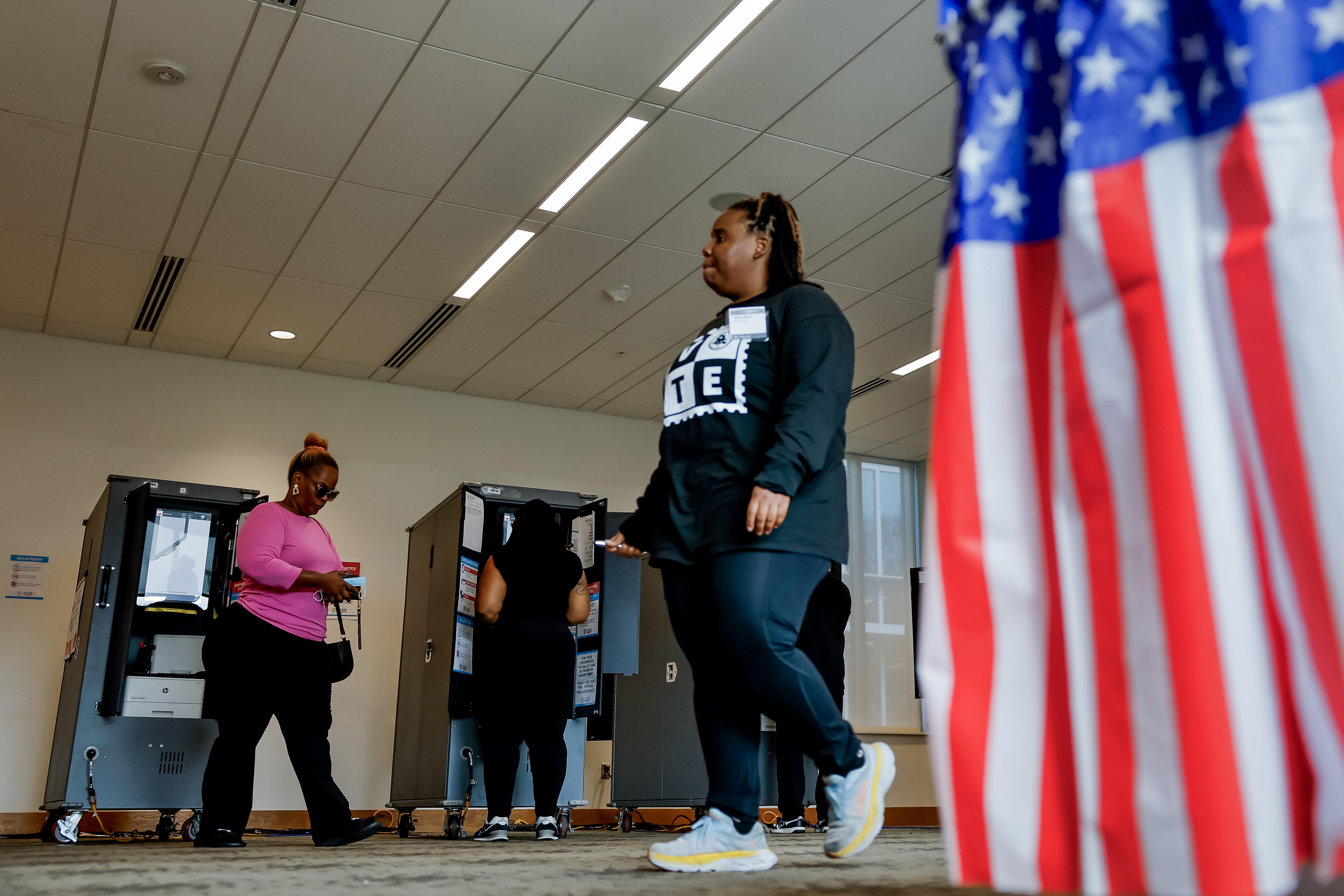 Los votantes emitieron sus votos en el recinto de votación de la Biblioteca Metropolitana del Condado de Fulton, Georgia. (Foto Prensa Libre: EFE).