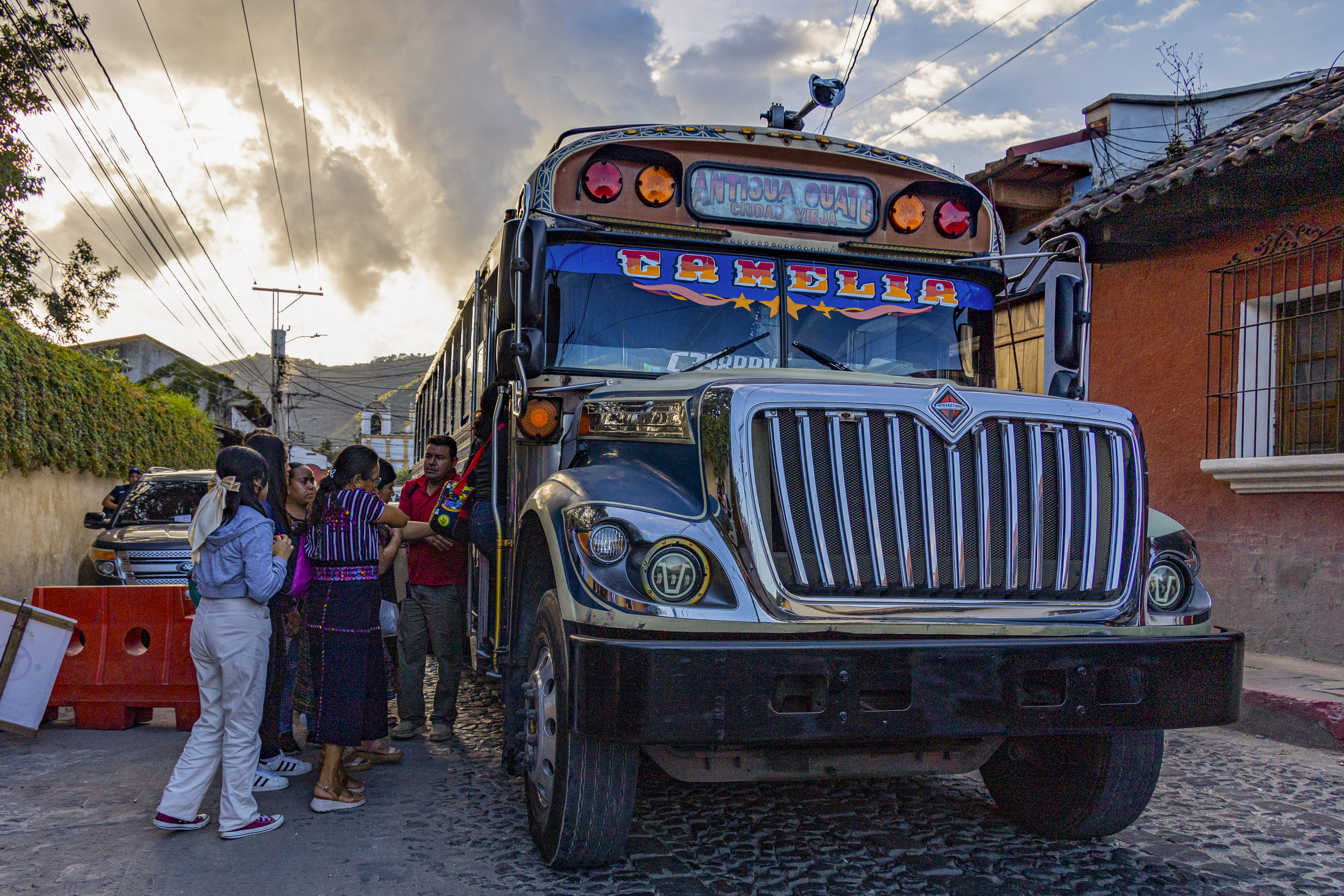 ACOMPAÑA CRÓNICA: GUATEMALA TURISMO. AME4656. ANTIGUA GUATEMALA (GUATEMALA), 05/11/2024.- Fotografía del 29 de octubre de 2024 de un bus de transporte público, en Antigua Guatemala (Guatemala). Con paisajes inolvidables y una esencia colonial, Antigua es uno de los destinos turísticos obligatorios al viajar a Guatemala, tanto por su pasado histórico como por su vida contemporánea, esa que llama tanto la atención cada año a miles de extranjeros que disfrutan perderse en sus calles empedradas. EFE/ Andrea Godínez