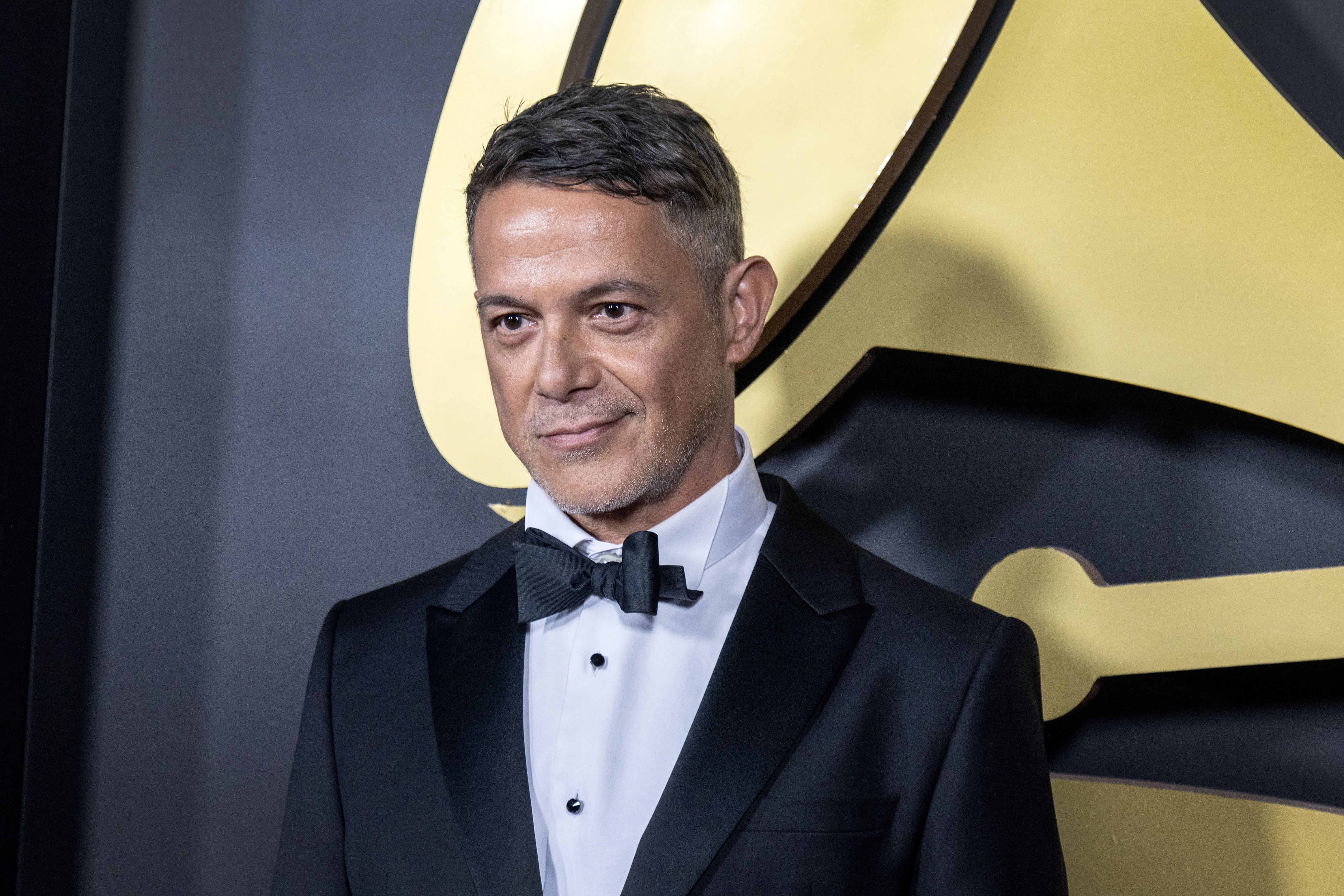 Alejandro Sanz denuncia presiones por rechazar negocios mientras fan lo acusa de haberla utilizado