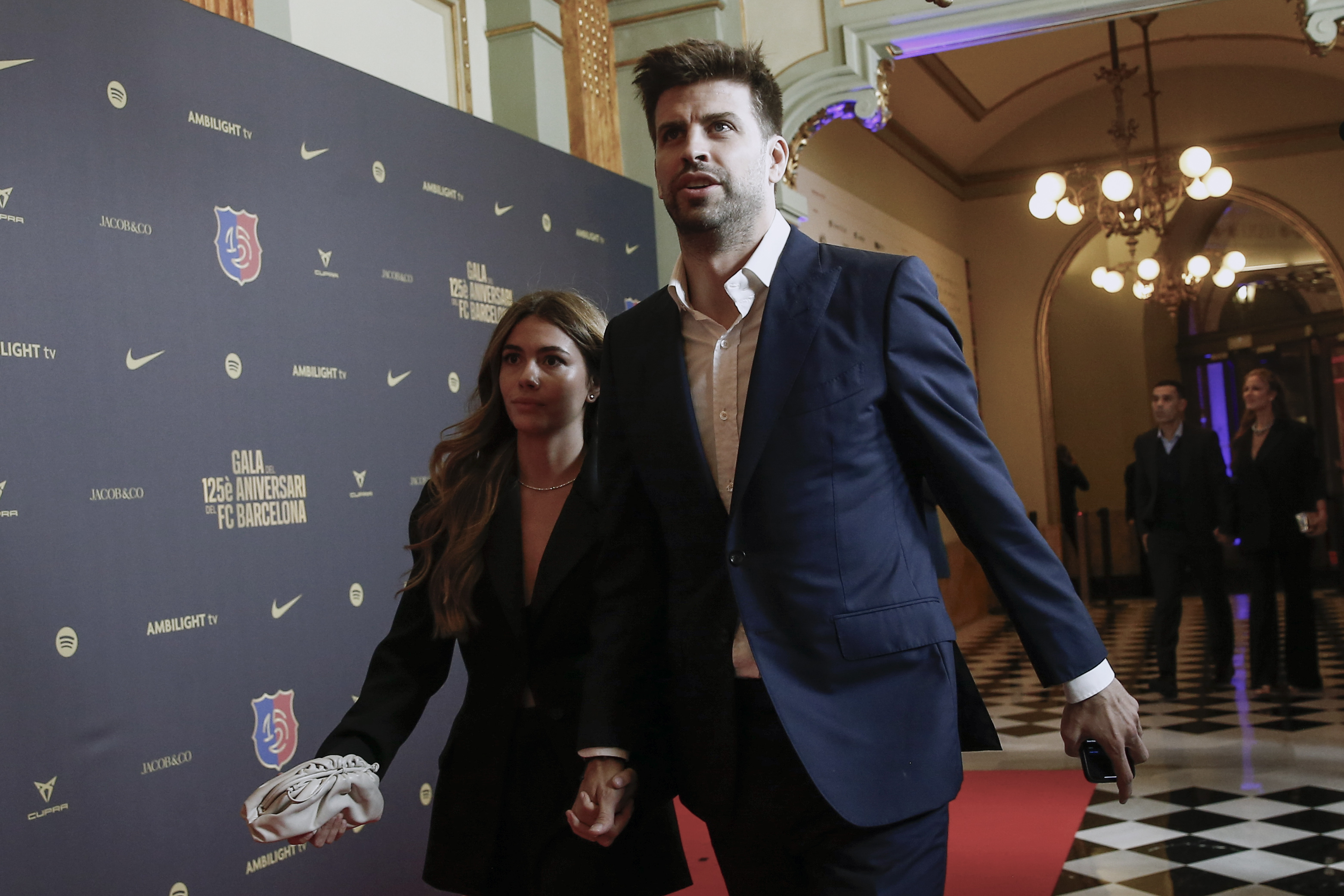 BARCELONA, 29/11/2024.- El ex jugador del FC Barcelona Gerard Piqué (d) y su pareja Clara Chia (i) a su llegada a la gala de celebración del 125 aniversario de la fundación del FC Barcelona que se celebra este viernes en el Gran Teatro del Liceo de Barcelona. EFE/Quique García