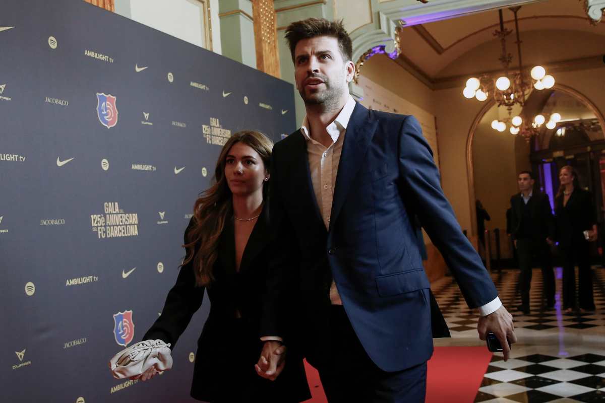 BARCELONA, 29/11/2024.- El ex jugador del FC Barcelona Gerard Piqué (d) y su pareja Clara Chia (i) a su llegada a la gala de celebración del 125 aniversario de la fundación del FC Barcelona que se celebra este viernes en el Gran Teatro del Liceo de Barcelona. EFE/Quique García