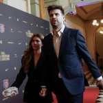 BARCELONA, 29/11/2024.- El ex jugador del FC Barcelona Gerard Piqué (d) y su pareja Clara Chia (i) a su llegada a la gala de celebración del 125 aniversario de la fundación del FC Barcelona que se celebra este viernes en el Gran Teatro del Liceo de Barcelona. EFE/Quique García