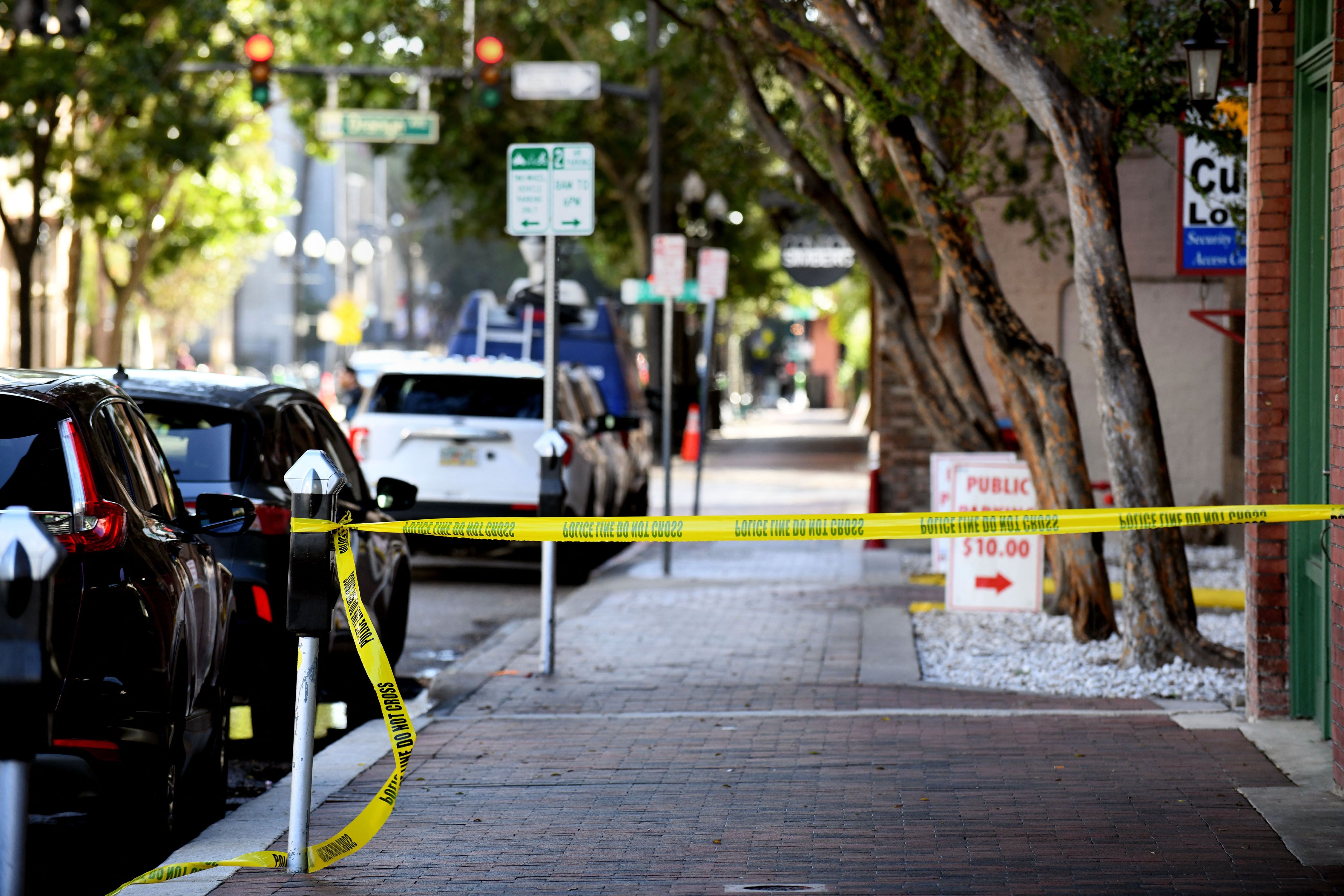 FOTO ILUSTRATIVA. Vista general de la cinta de la escena del crimen en Central Blvd. y Orange Ave., donde ocurrió un tiroteo durante las festividades de Halloween el 1 de noviembre de 2024. (Foto Prensa Libre: AFP)