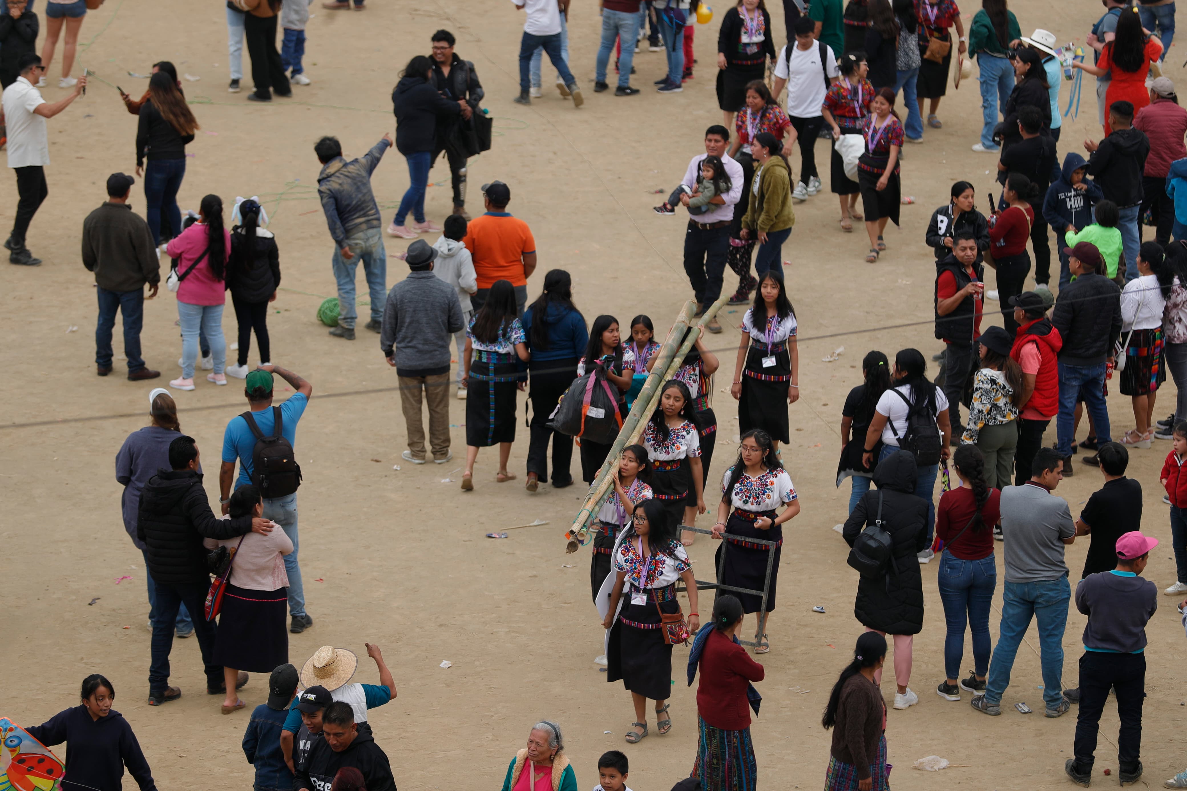 Desde tempranas horas, varios grupos barrileteros de Sumpango, Sacatepéquez afinan detalles de sus barriletes gigantes. (Foto Prensa Libre: Álvaro González)