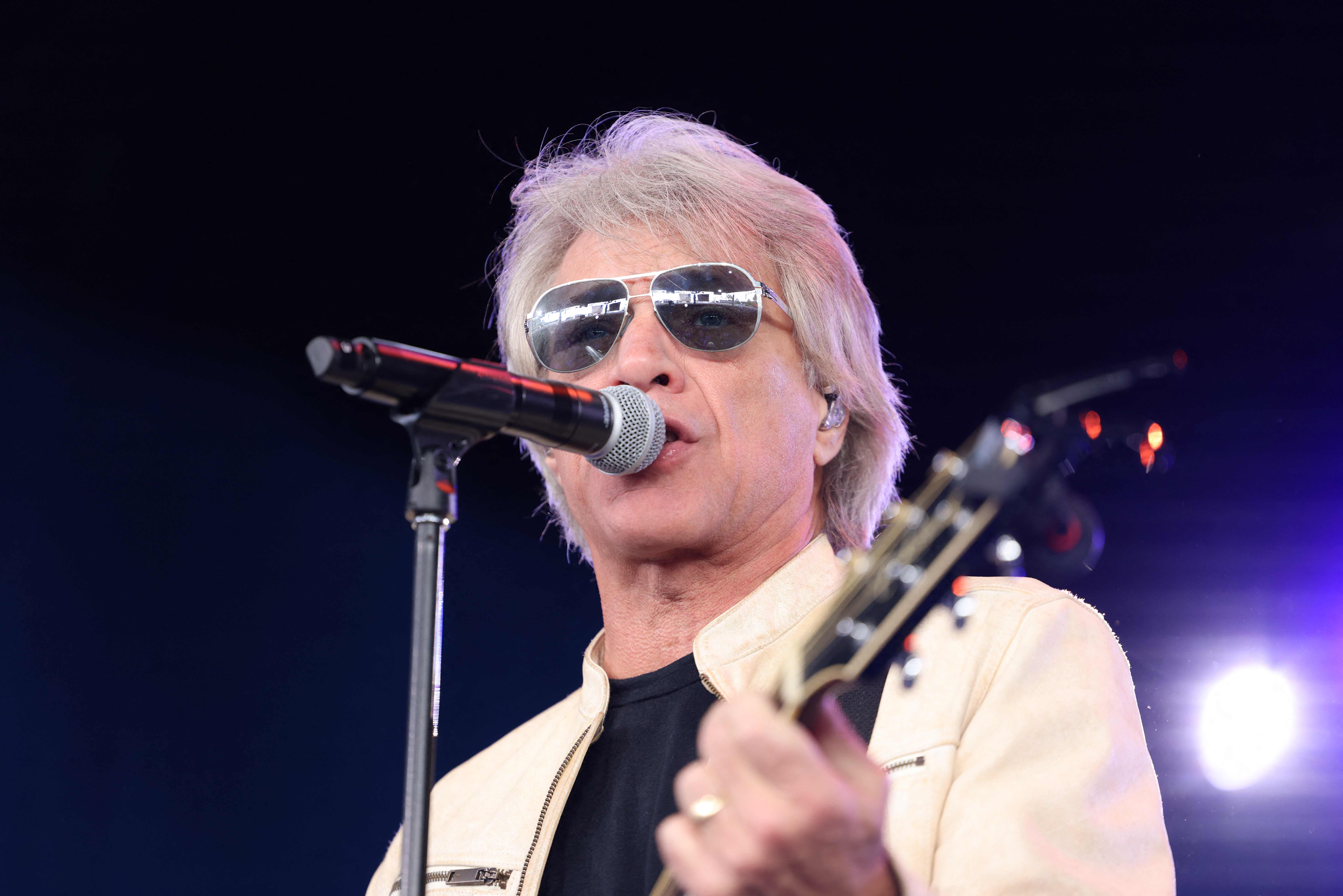 ¿Qué le pasó a Jon Bon Jovi? El cantante interrumpió un concierto en Nueva York y abandonó el escenario
