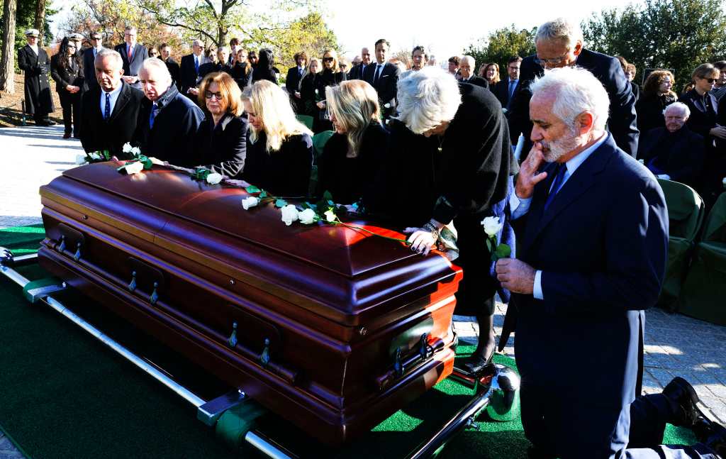 Los Kennedy han enfrentado diversas pérdidas a lo largo de varias décadas, algunas bastante trágicas. Foto tomada en el funeral de Ethel Kennedy. (Foto Prensa Libre: AFP)