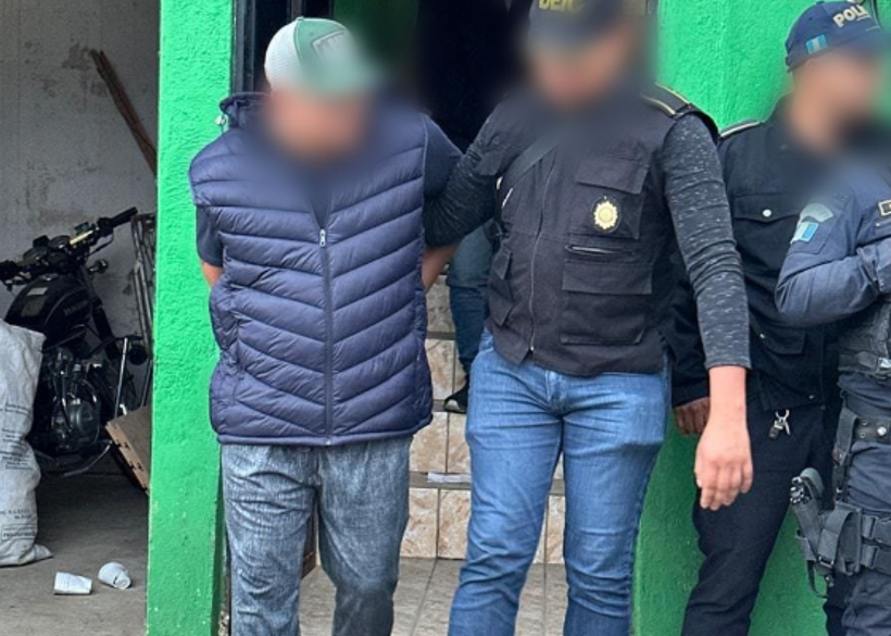 Capturan a tres sujetos y les decomisan armas en caso de homicidio contra vendedores de cardamomo