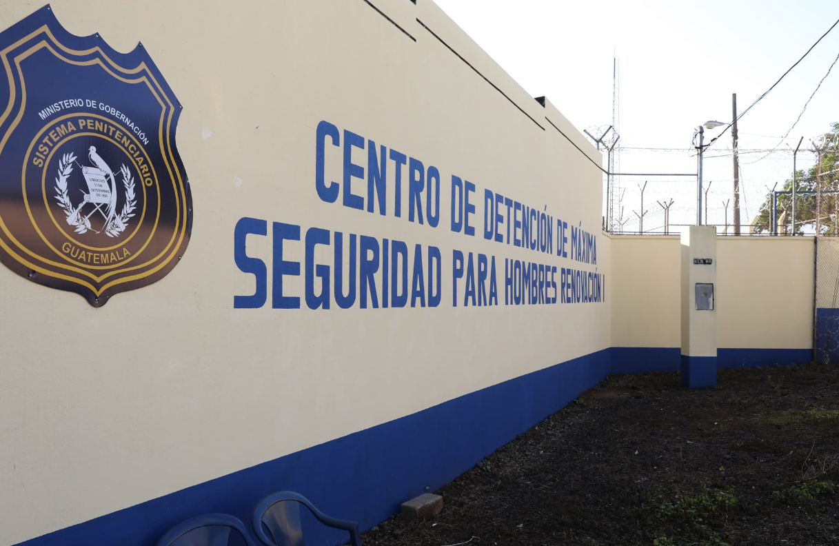Mingob entrega y explica las características de la cárcel Renovación I, antes El Infiernito