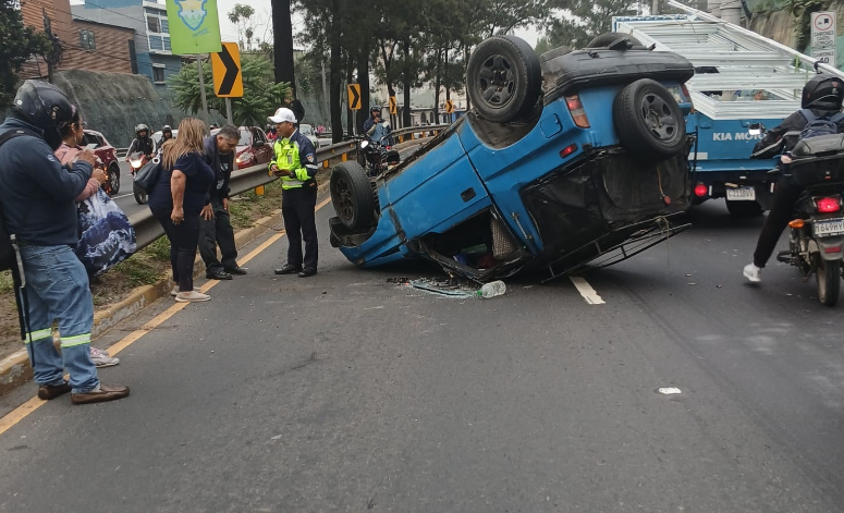Carro volcado y árbol derribado entre los incidentes que afectan el tránsito en la capital