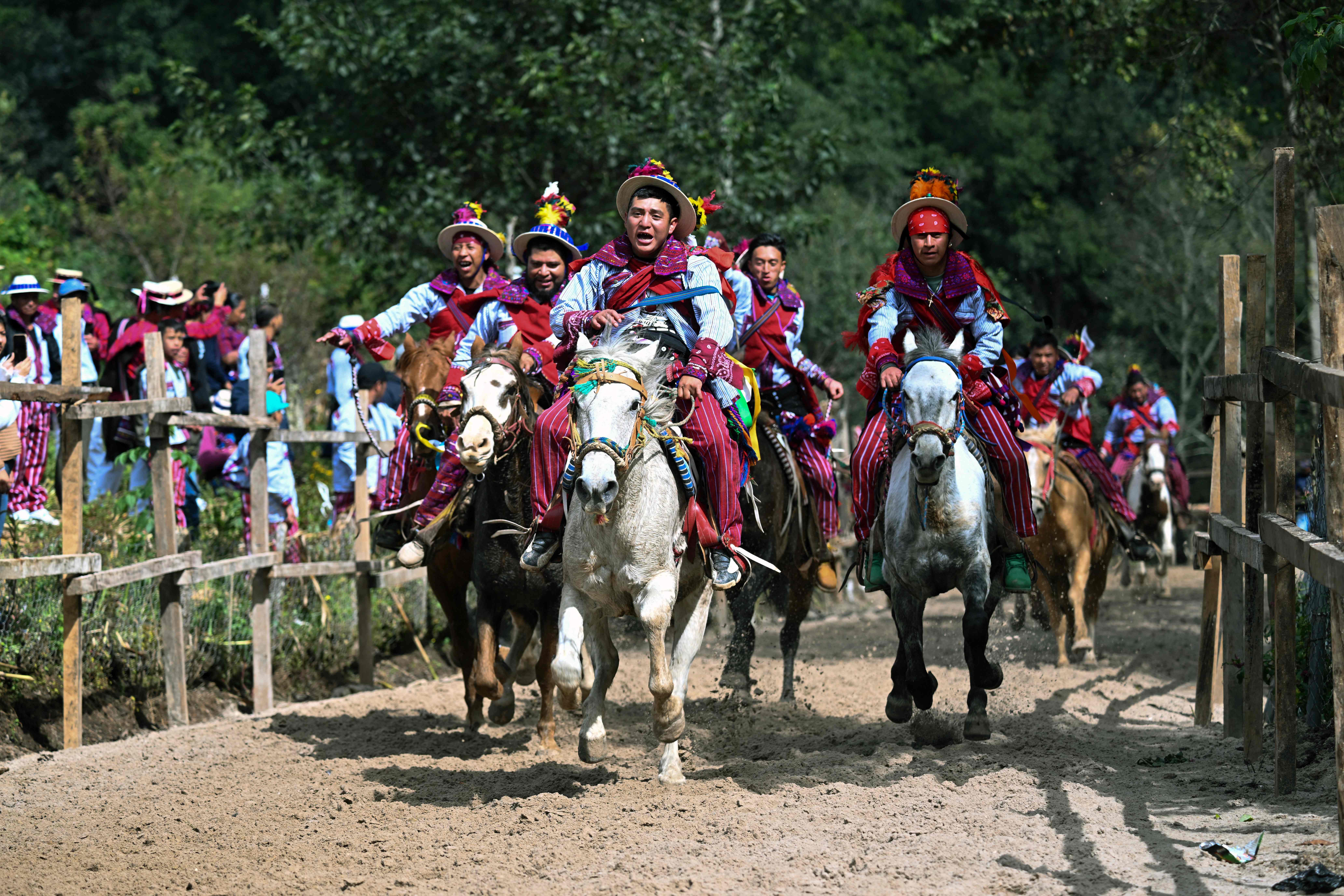 En homenaje a sus difuntos, jinetes hacen la tradicional carrera de Cintas en Cuchumatán