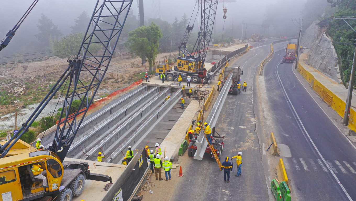 Durante la jornada se logró la instalación de 10 vigas longitudinales de 25 metros cada una, el km 11.5 de la ruta a El Salvador. (Foto Prensa Libre: @COVIAL_CIV)